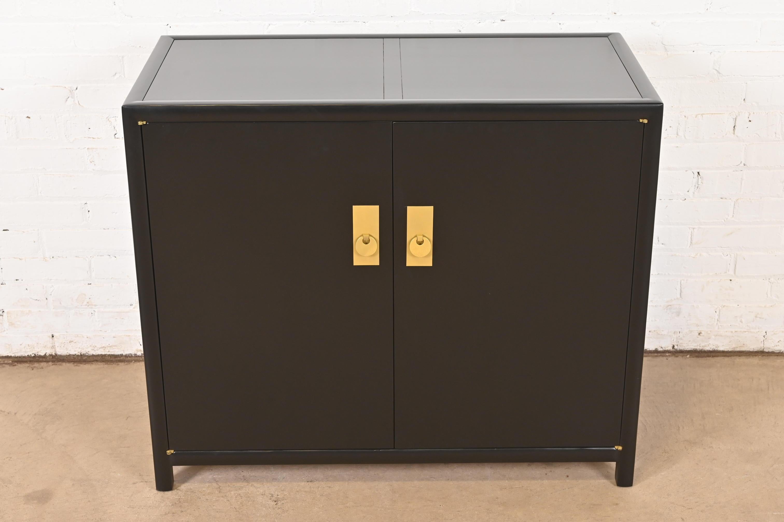 Michael Taylor für Baker Hollywood Regency Bar Cabinet, neu lackiert (amerikanisch) im Angebot