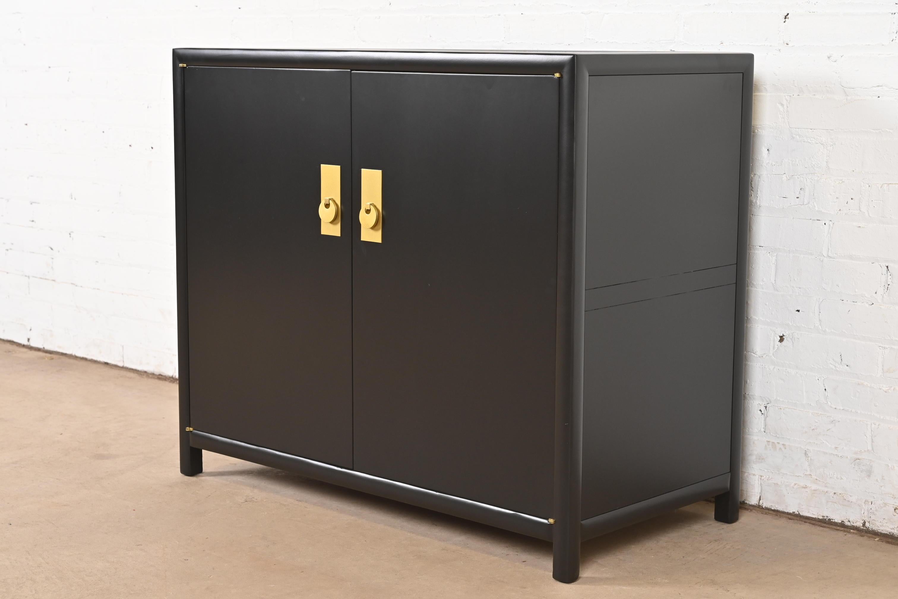 Michael Taylor für Baker Hollywood Regency Bar Cabinet, neu lackiert im Zustand „Gut“ im Angebot in South Bend, IN