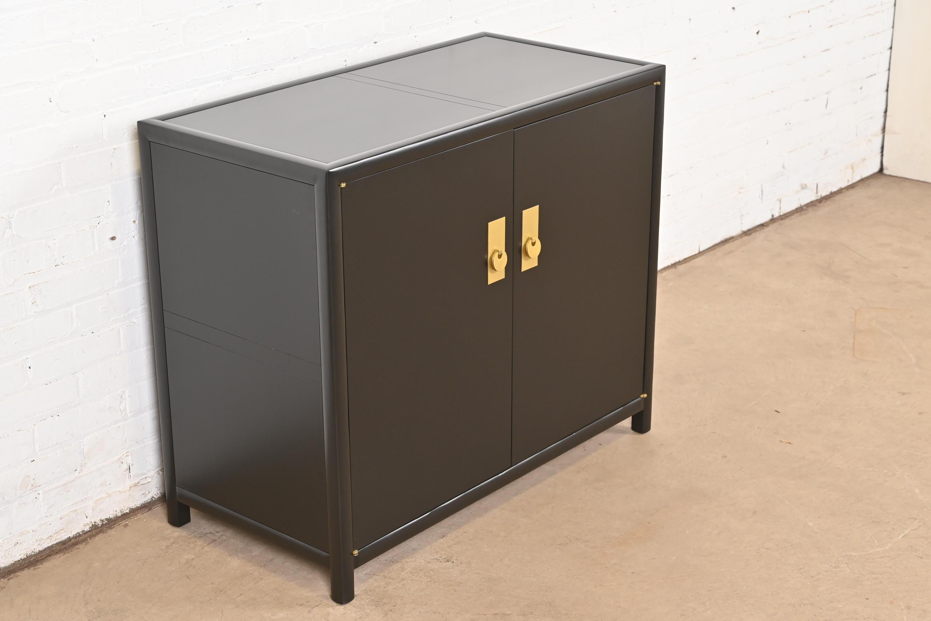 Michael Taylor für Baker Hollywood Regency Bar Cabinet, neu lackiert (Mitte des 20. Jahrhunderts) im Angebot