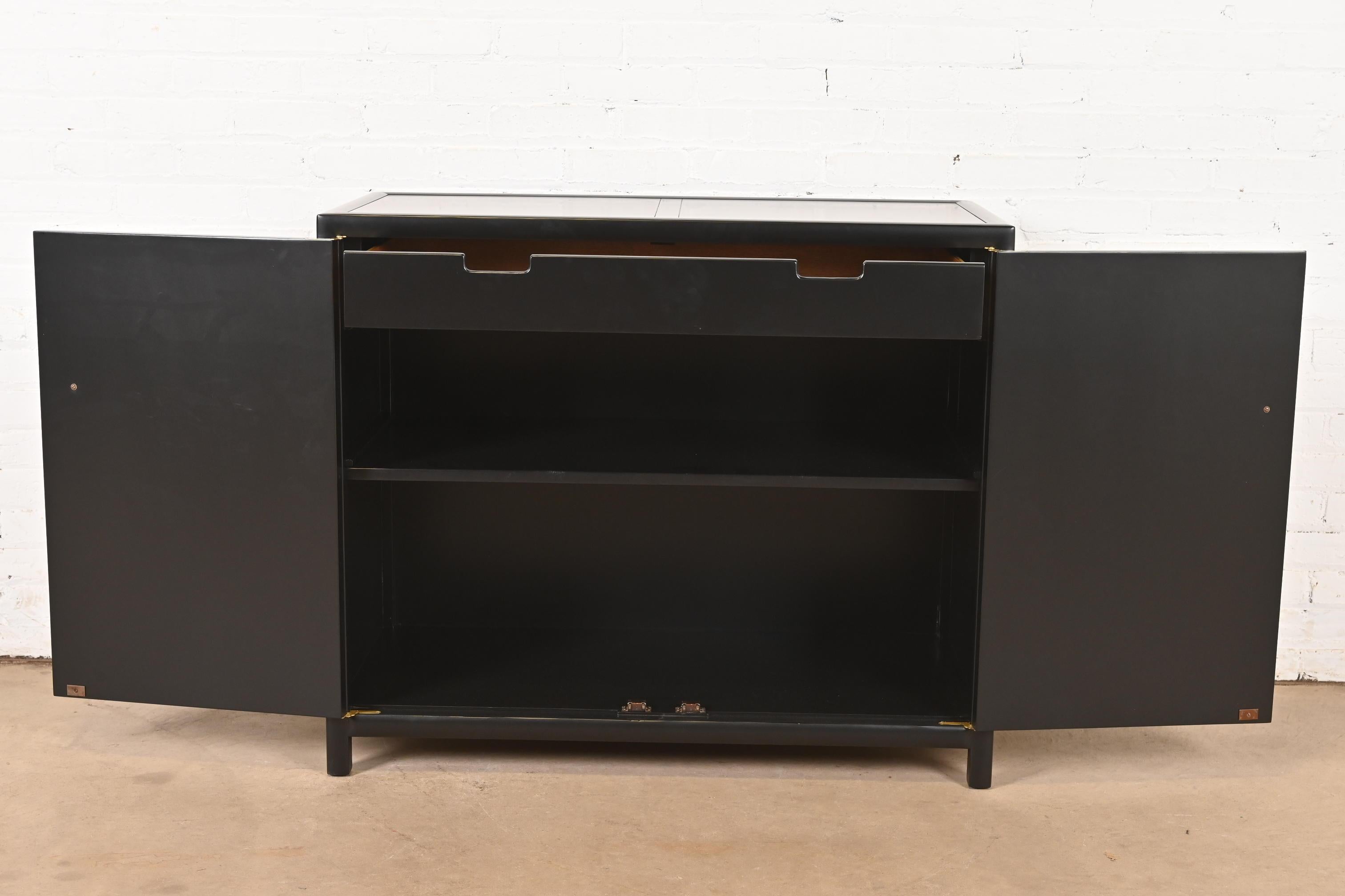Michael Taylor für Baker Hollywood Regency Bar Cabinet, neu lackiert (Messing) im Angebot