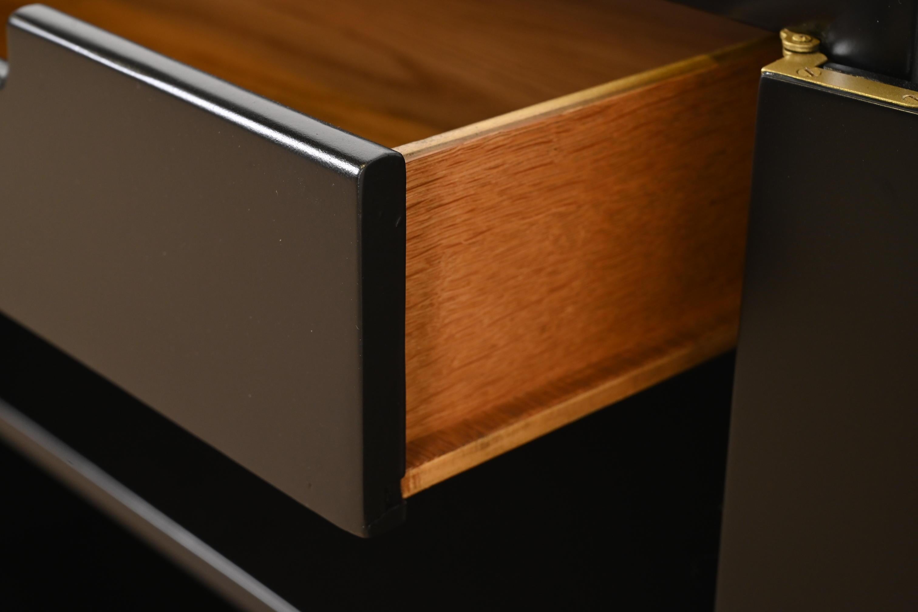 Michael Taylor für Baker Hollywood Regency Bar Cabinet, neu lackiert im Angebot 1