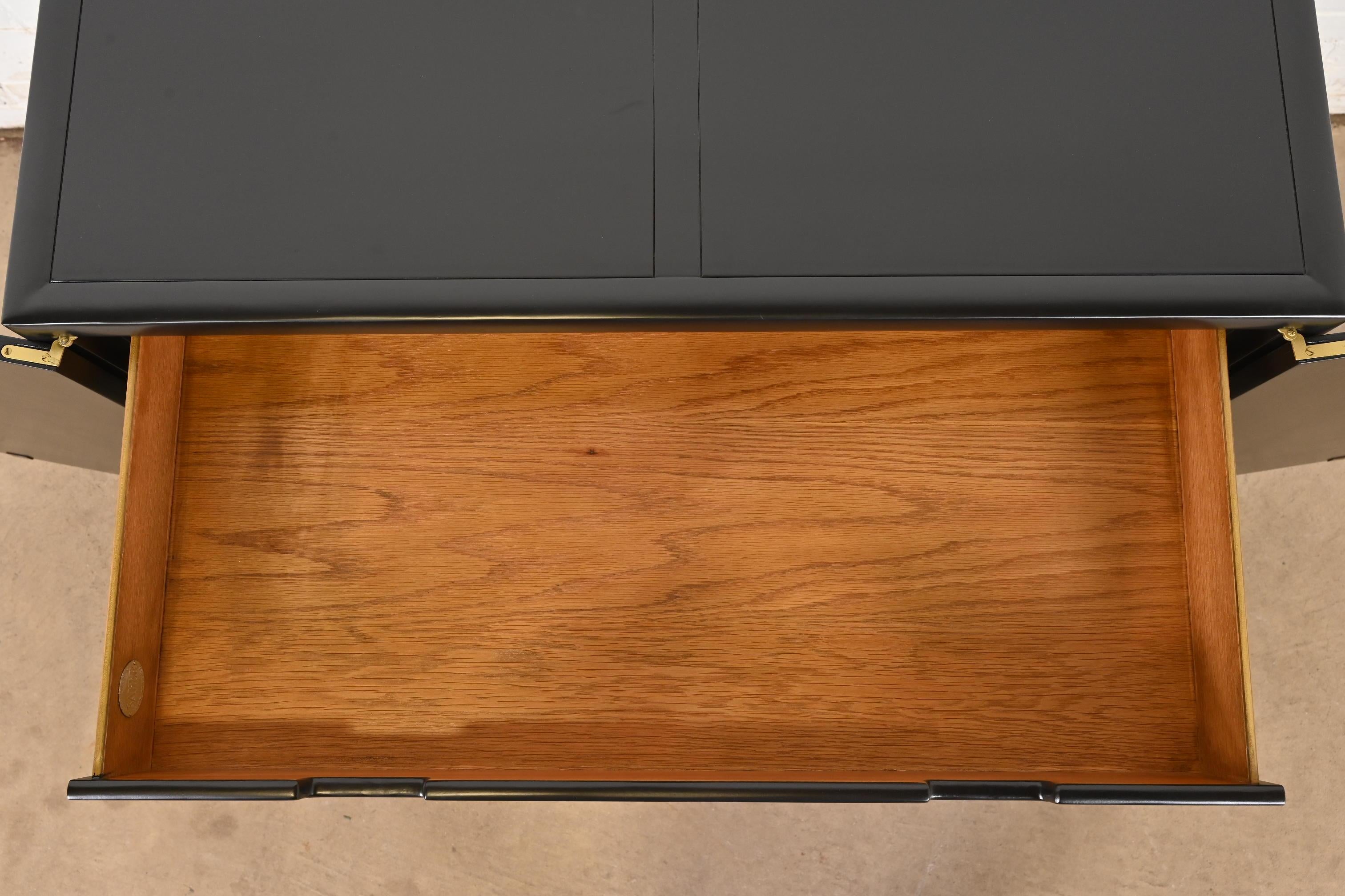 Michael Taylor für Baker Hollywood Regency Bar Cabinet, neu lackiert im Angebot 2