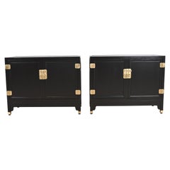Michael Taylor per Baker Hollywood Regency armadietti da bar laccati in nero, coppia