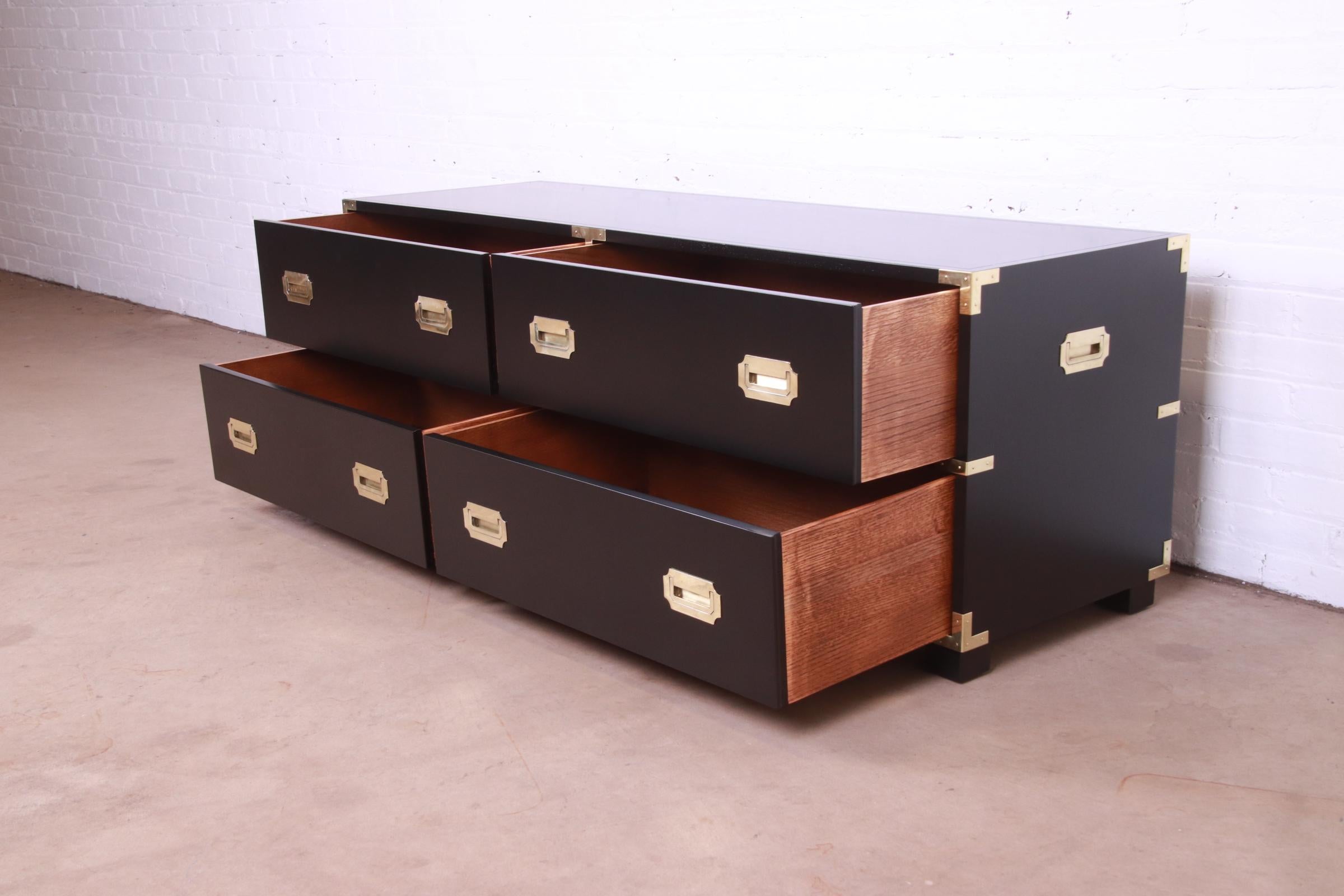 Michael Taylor for Baker Commode Campaigner laquée noire Hollywood Regency en vente 3