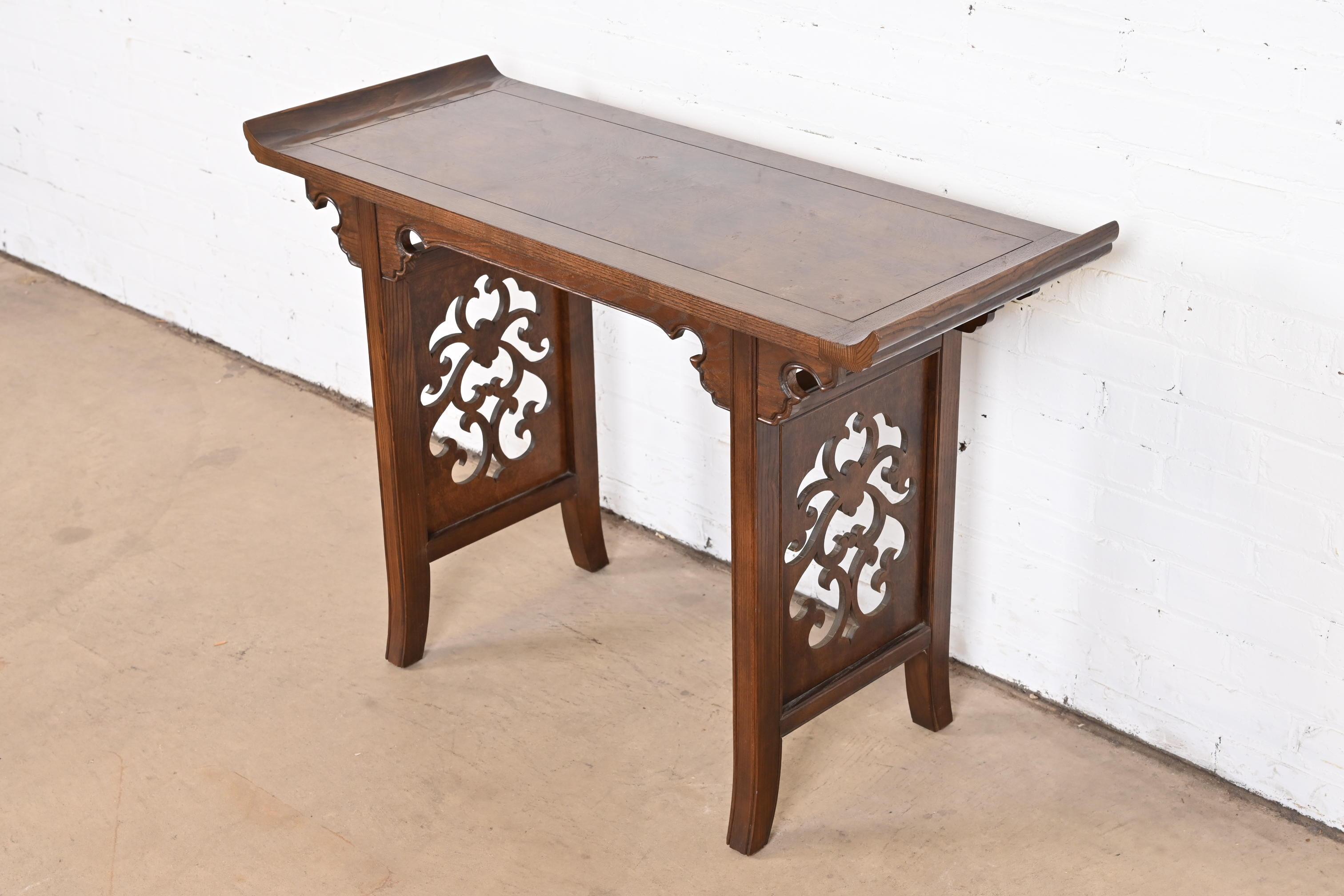 A gorgeous Hollywood Regency chinoiserie console table, sofa table, or altar table

By Michael Taylor for Baker Furniture

USA, circa 1970s

Carved ash wood, with beautiful burl wood top.

Measures: 40.5