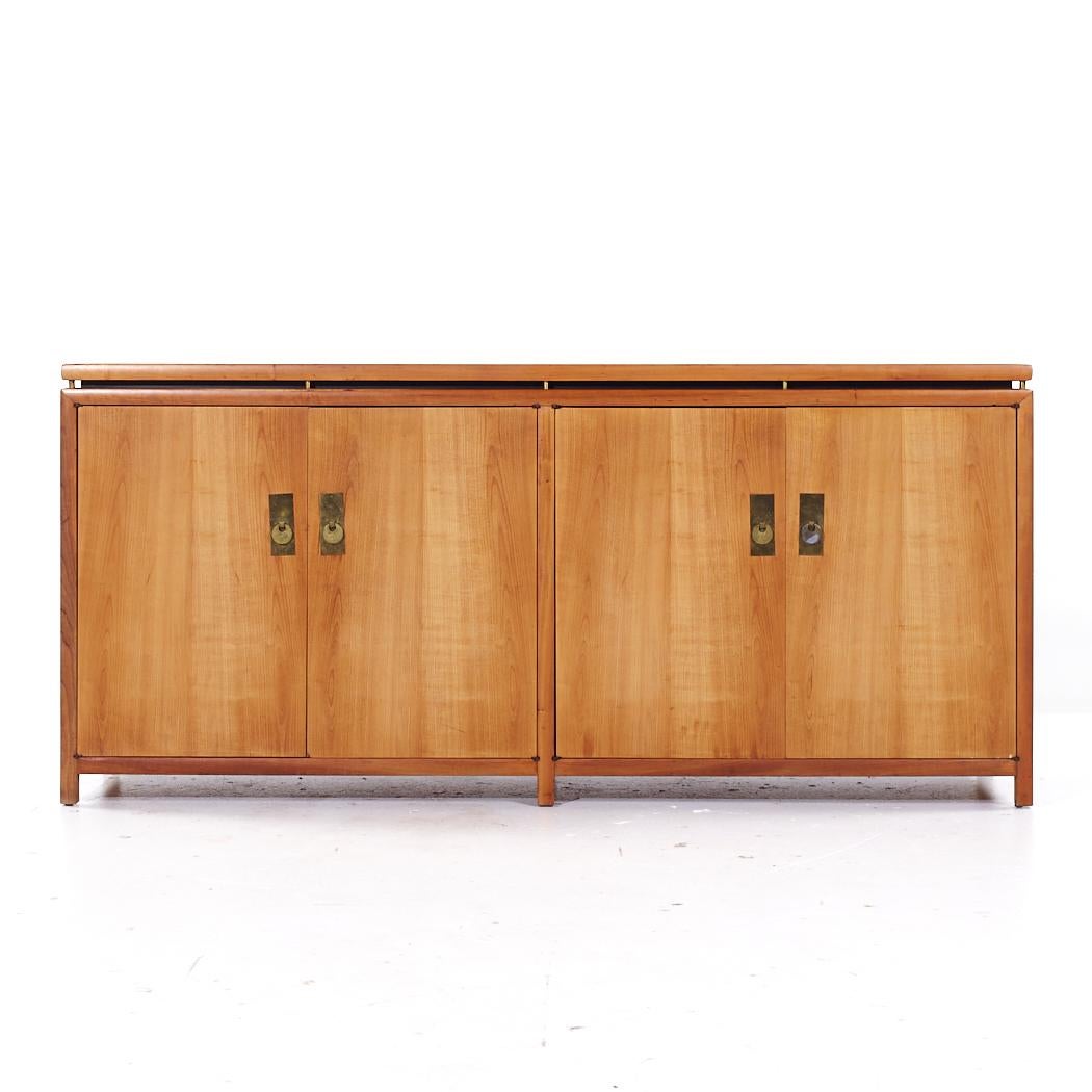 Michael Taylor für Baker Mid Century Fernost-Credenza

Diese Anrichte misst: 74,25 breit x 19 tief x 34,25 Zoll hoch

Alle Möbelstücke sind in einem so genannten restaurierten Vintage-Zustand zu haben. Das bedeutet, dass das Stück beim Kauf
