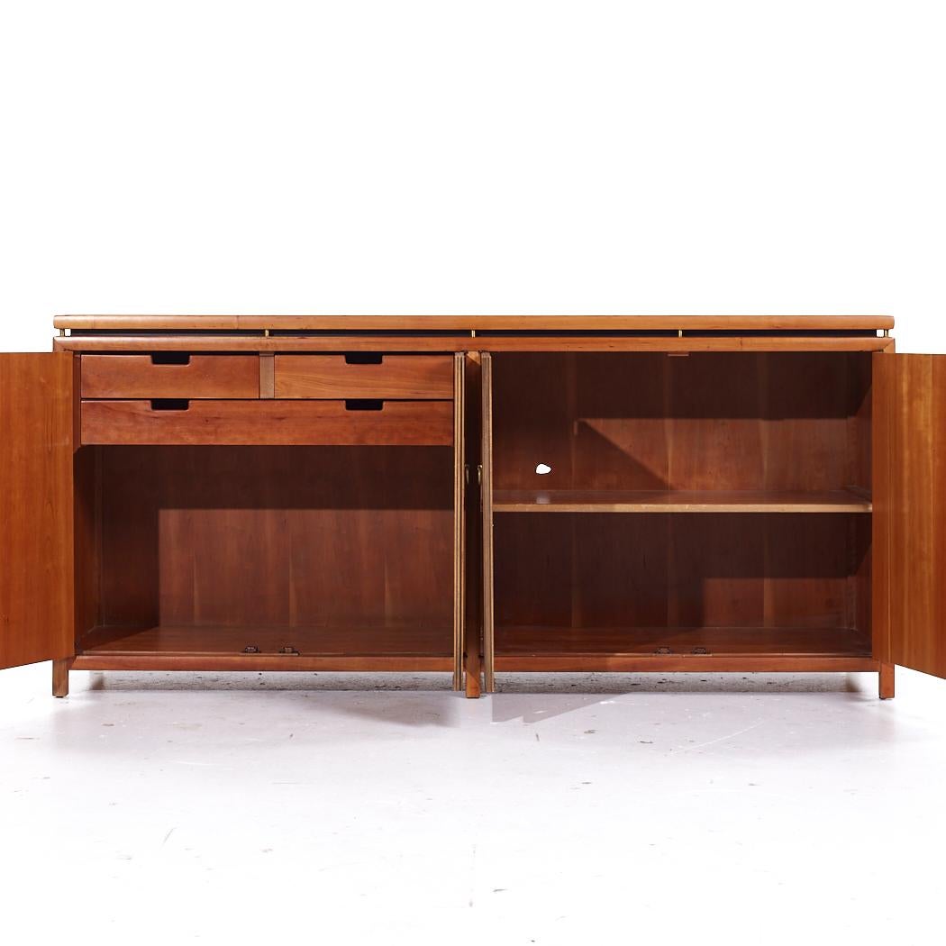 Michael Taylor für Baker Mid Century Fernost-Credenza (Messing) im Angebot