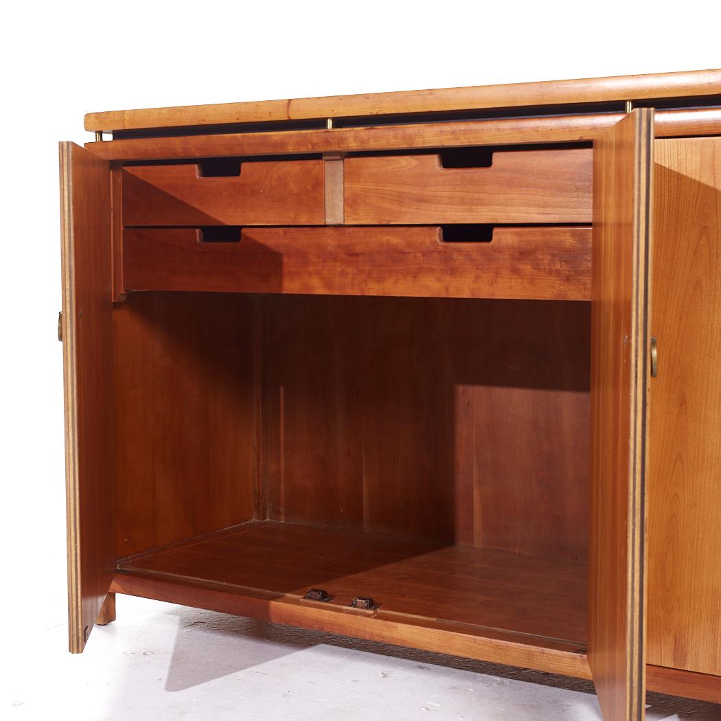 Michael Taylor für Baker Mid Century Fernost-Credenza im Angebot 1