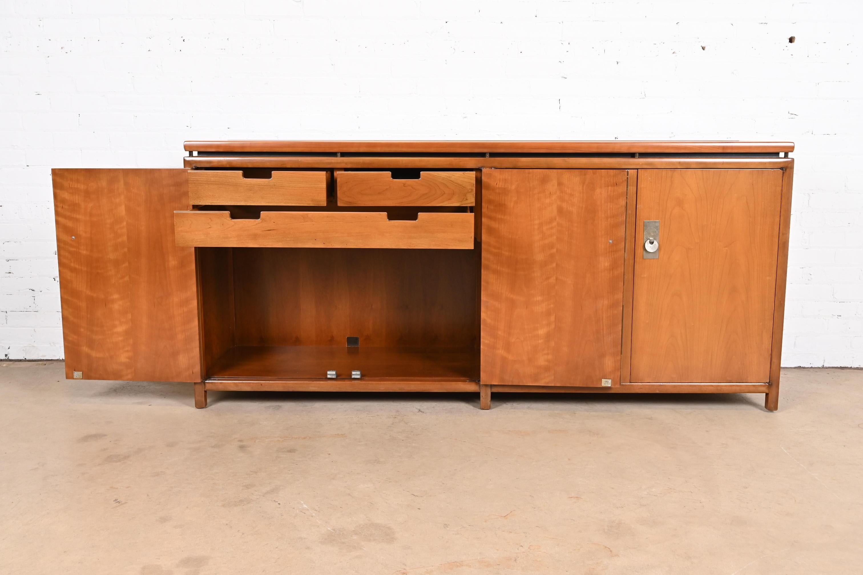 Michael Taylor for Baker Midcentury Hollywood Regency Cherry Sideboard Credenza In Good Condition For Sale In South Bend, IN