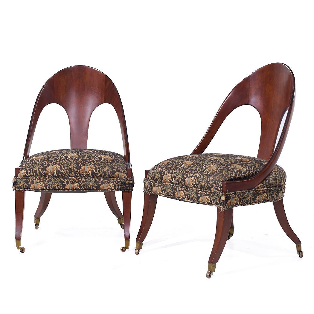 Mid-Century Modern Michael Taylor for Baker Mid Century Mahogany Spoon Back Chairs - Pair (chaises à dossier en forme de cuillère) en vente