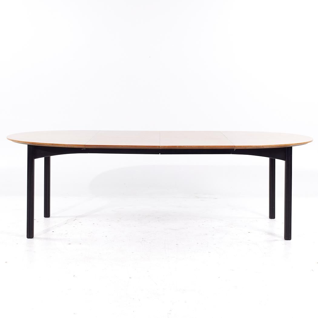 Michael Taylor for Baker Mid Century Table de salle à manger extensible en noyer avec 2 abattants en vente 4