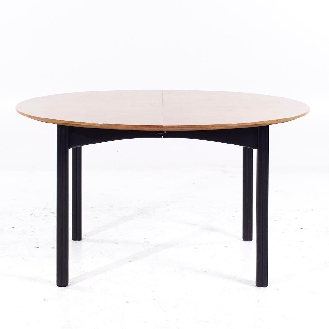 Michael Taylor for Baker Mid Century Table de salle à manger extensible en noyer avec 2 abattants

Cette table mesure : 53,75 de large x 46 de profond x 29,25 de haut, avec un dégagement pour les chaises de 27,75 pouces, chaque feuille mesure 21