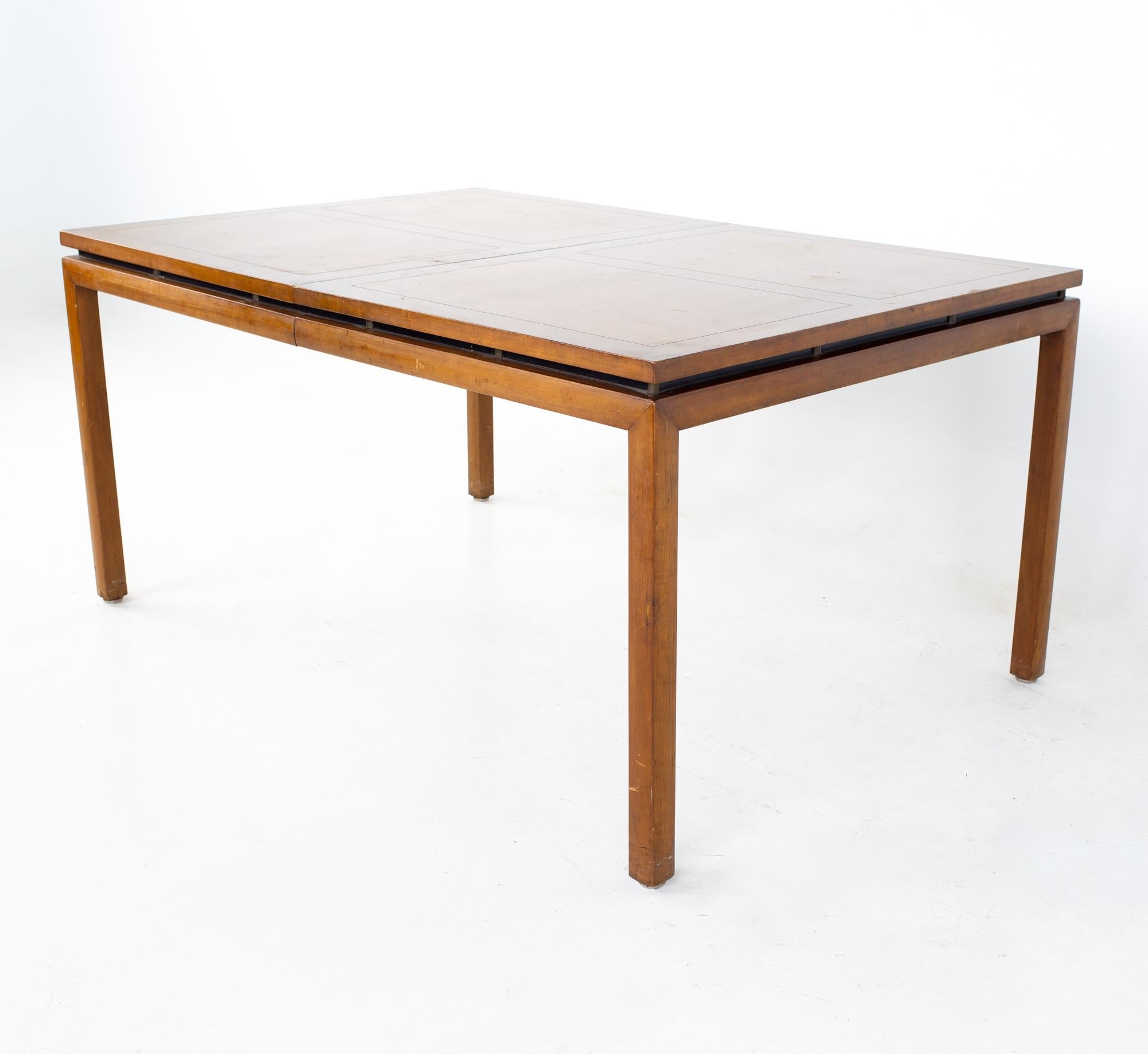 Michael Taylor pour Baker New World collection table à manger à expansion du milieu du siècle dernier
La table à manger mesure : 60 de large x 40 de profond x 29 de haut

Tous les meubles peuvent être obtenus dans ce que nous appelons un état