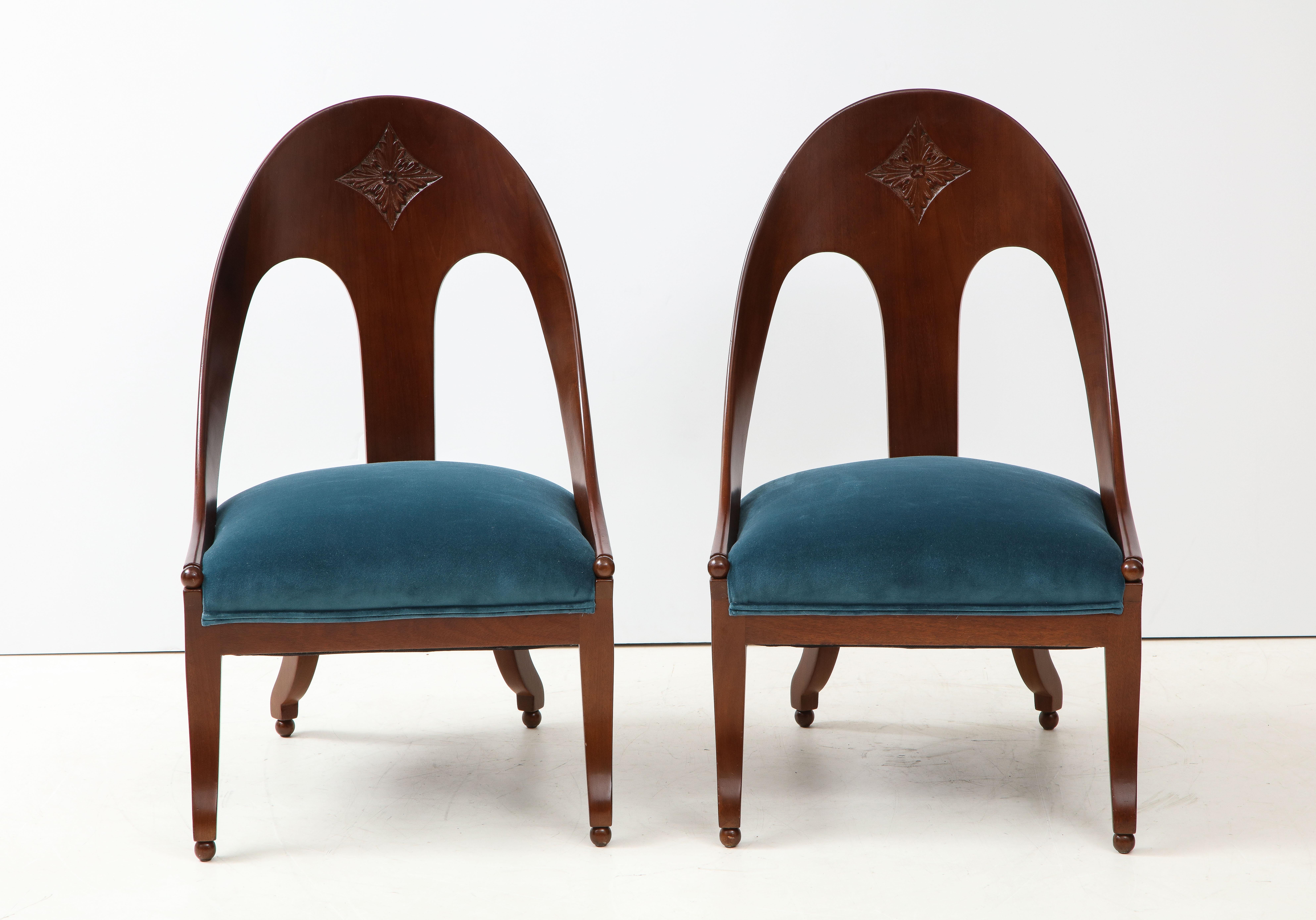 Chaises à dossier en cuillère des années 1950 conçues par Michael Taylor pour Baker, récemment retapissées en velours et légèrement restaurées avec une usure mineure du bois.