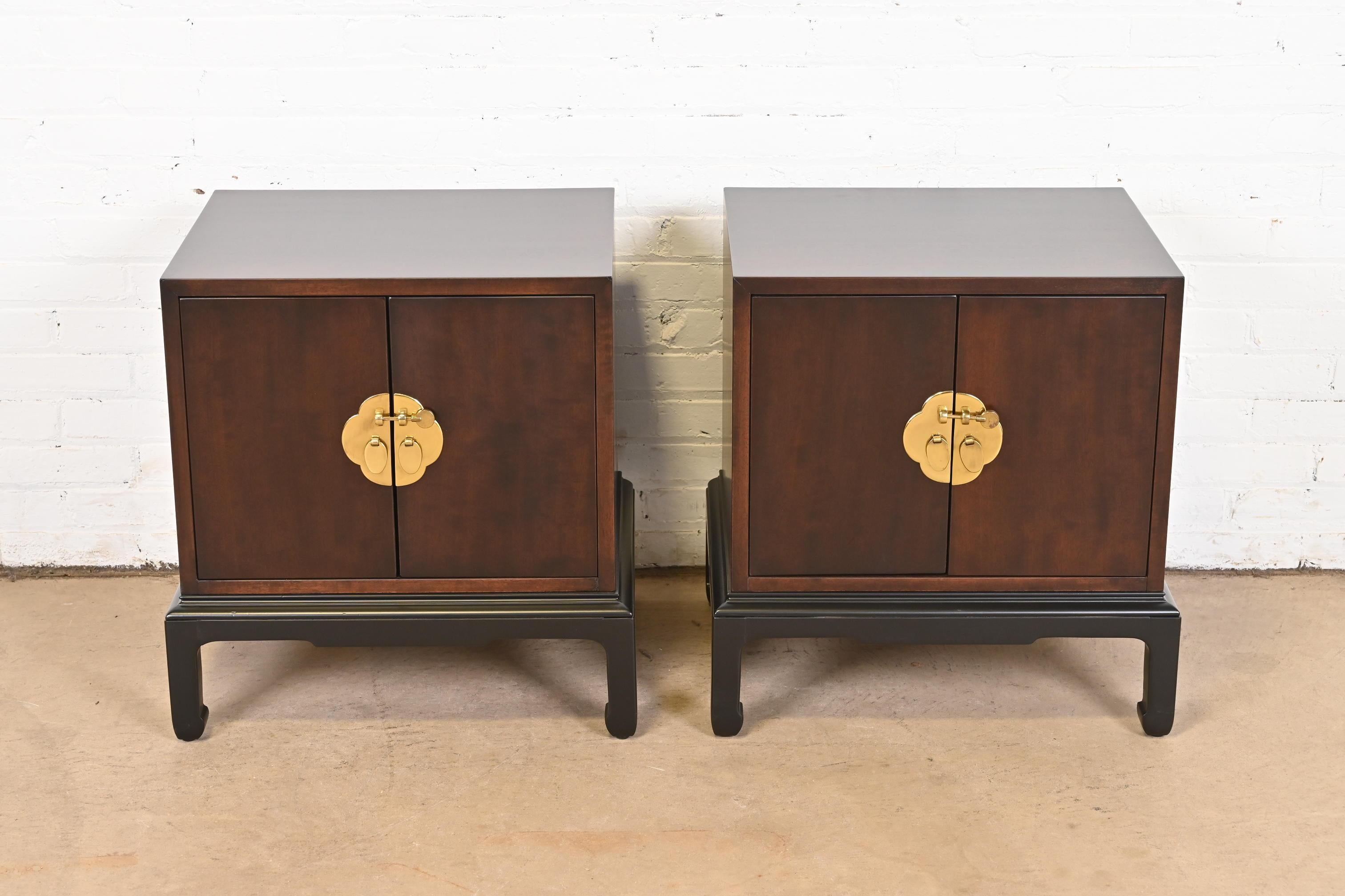 A gorgeous pair of mid-century modern Hollywood Regency Chinoiserie nightstands

By Michael Taylor for Henredon

USA, Circa 1970s

Mahogany, with black lacquered bases, and original Asian-inspired brass hardware.

Measures: 23