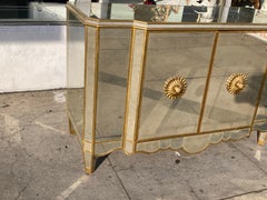 Michael Taylor Hollywood Regency Regina Antique Mirror and Gilt Sideboard (buffet à miroir antique et doré)
