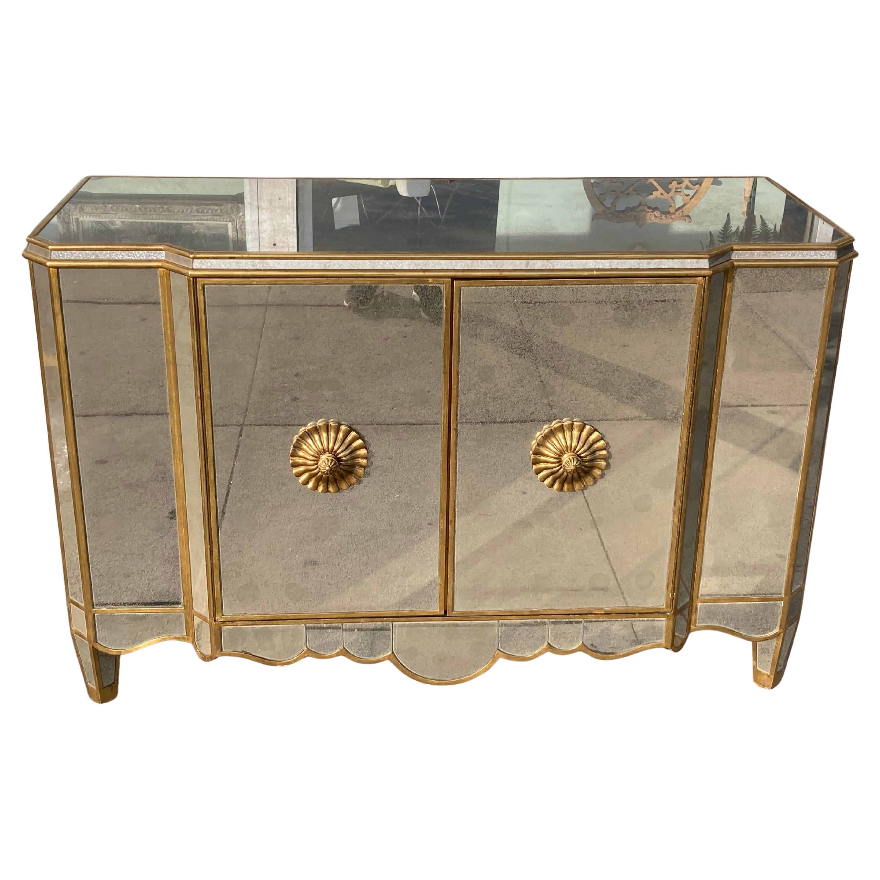 Michael Taylor Hollywood Regency Regina - Credenza con specchio antico e doratura in vendita
