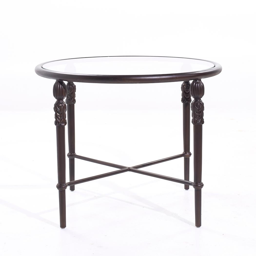 Michael Taylor Montecito Bronze und Glas Beistelltisch

Dieser Beistelltisch misst: 30 breit x 30 tief x 23,5 Zoll hoch

Wir machen unsere Fotos in einem Studio mit kontrollierter Beleuchtung, um so viele Details wie möglich zu zeigen. Wir arbeiten