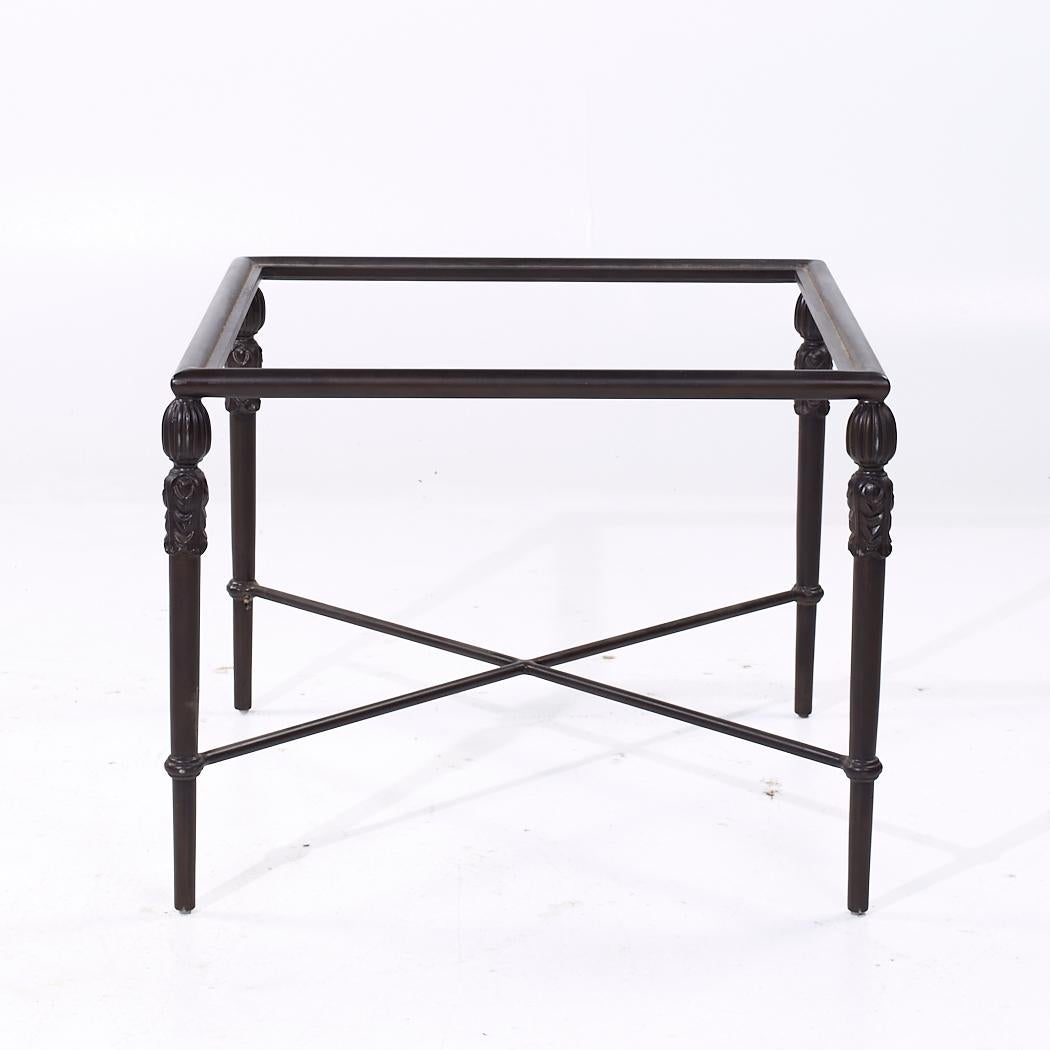 Michael Taylor Montecito Collection Mid Century Metall und Glas Beistelltisch

Dieser Beistelltisch misst: 30,75 breit x 30,75 tief x 23,75 Zoll hoch

Alle Möbelstücke sind in einem so genannten restaurierten Vintage-Zustand zu haben. Das bedeutet,
