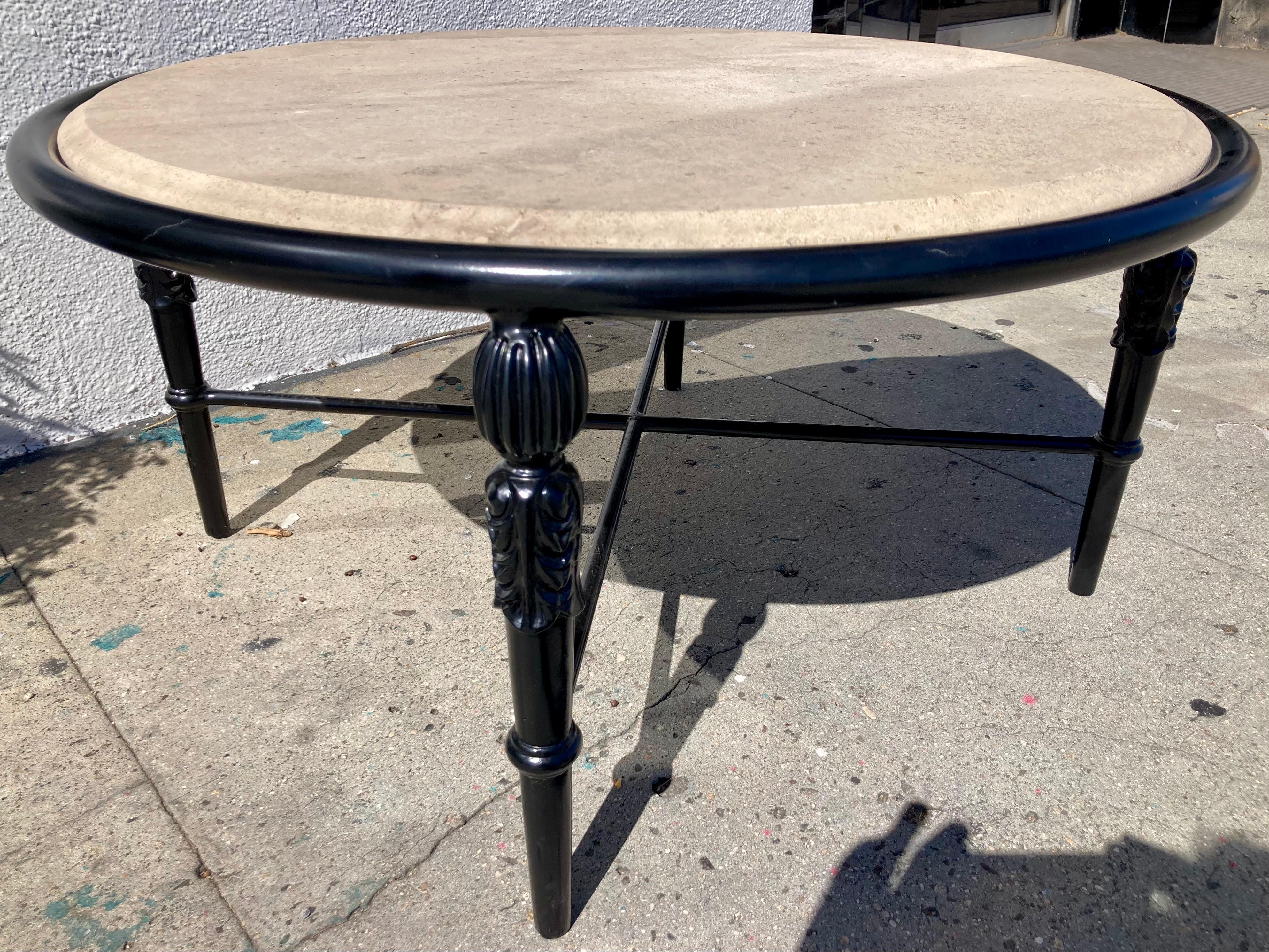 Magnifique table basse ronde de patio Michael Taylor Montecito avec plateau en pierre. Un excellent complément à votre patio et à votre extérieur. 
