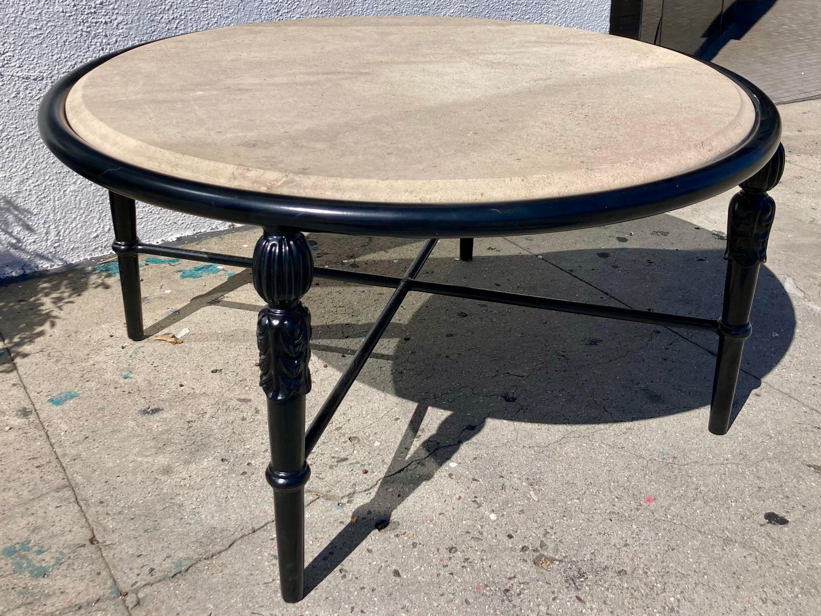 Américain Table basse ronde de patio Montecito avec plateau en pierre Michael Taylor en vente