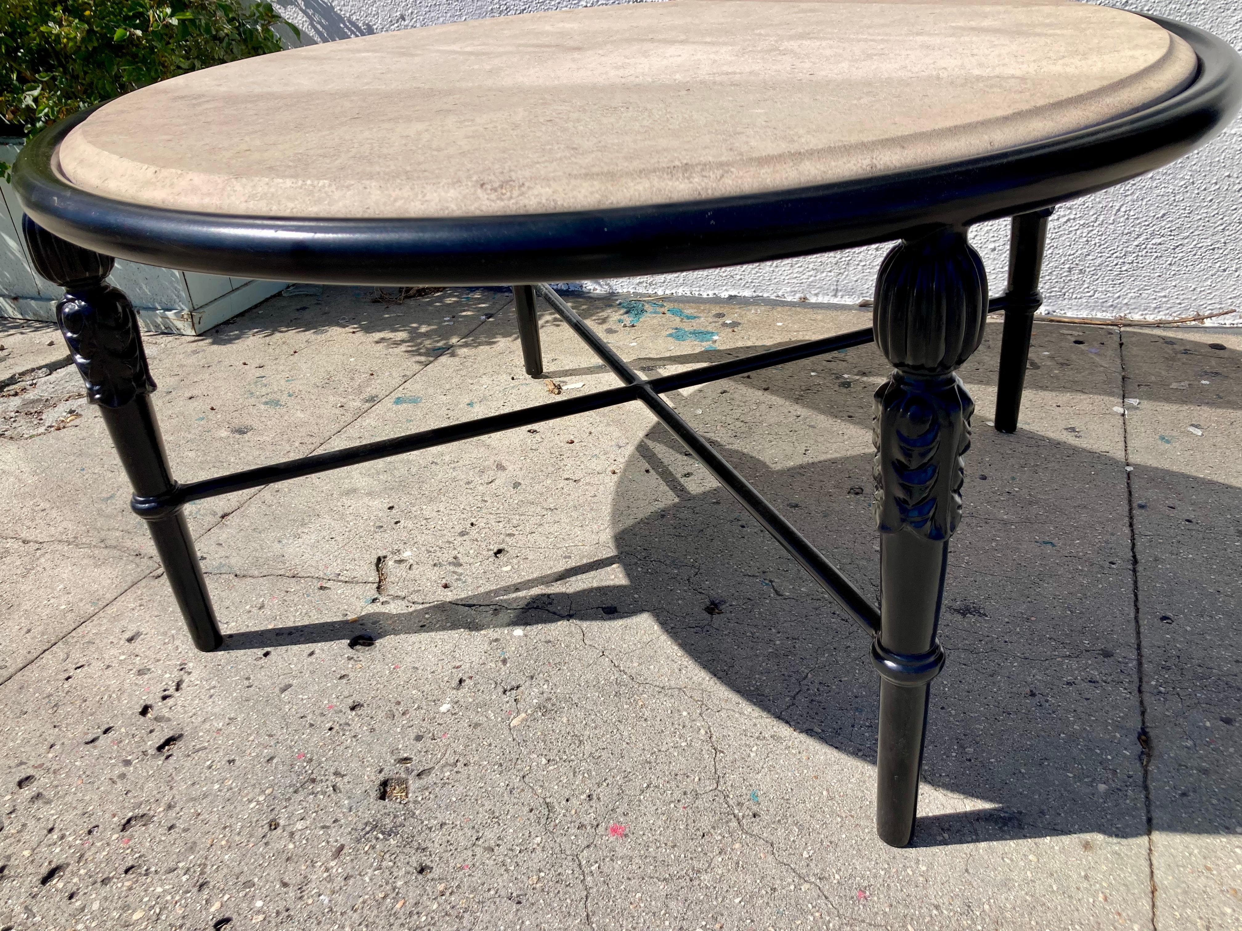 Métal Table basse ronde de patio Montecito avec plateau en pierre Michael Taylor en vente