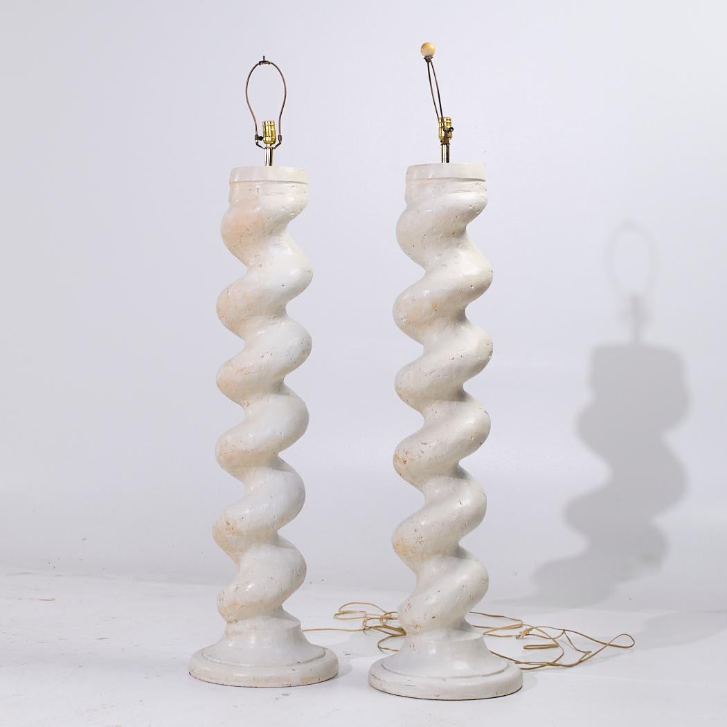 Moderne Lampadaires en plâtre Michael Taylor - Paire en vente