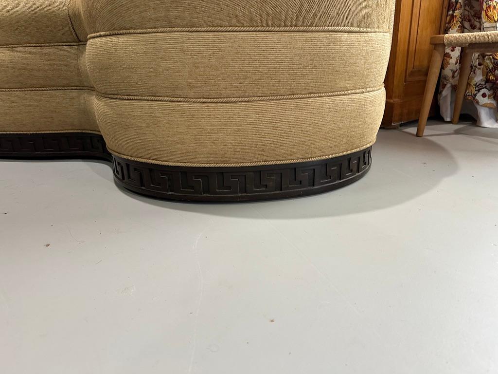 Michael Taylor/Schiaparelli-Sofa, 96 Zoll lang, maßgefertigter griechischer Schlüsselsockel (Moderne der Mitte des Jahrhunderts) im Angebot