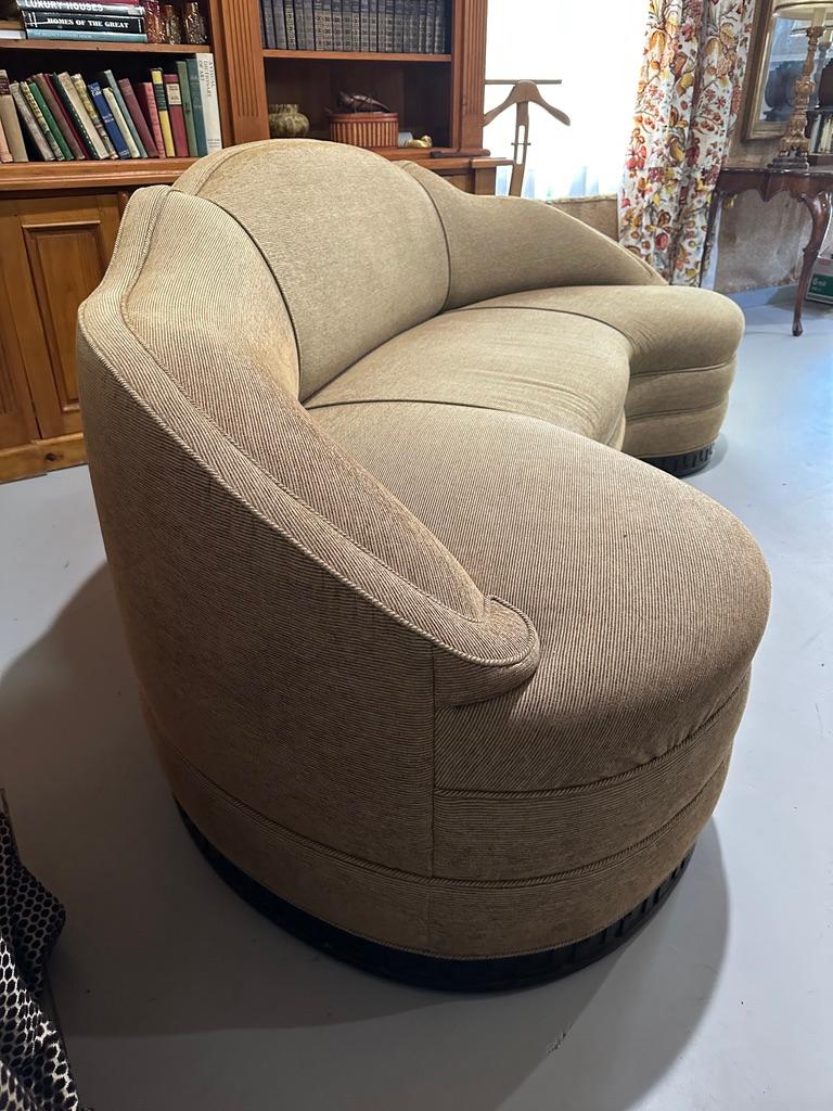 Michael Taylor/Schiaparelli-Sofa, 96 Zoll lang, maßgefertigter griechischer Schlüsselsockel (amerikanisch) im Angebot