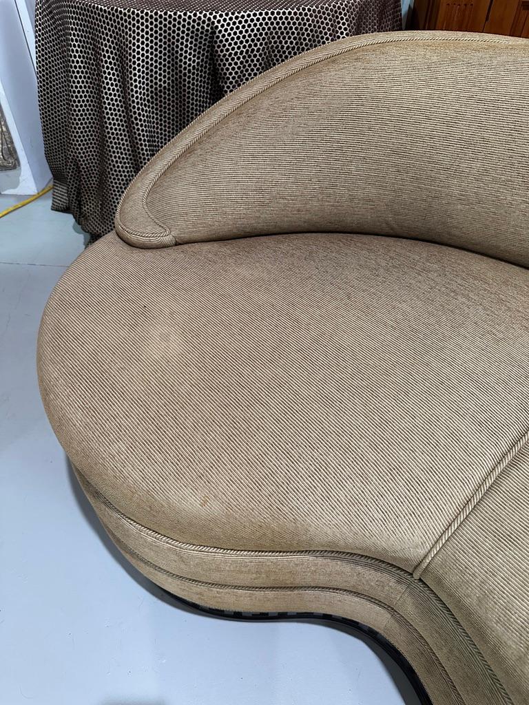 Michael Taylor/Schiaparelli-Sofa, 96 Zoll lang, maßgefertigter griechischer Schlüsselsockel im Zustand „Gut“ im Angebot in San Francisco, CA