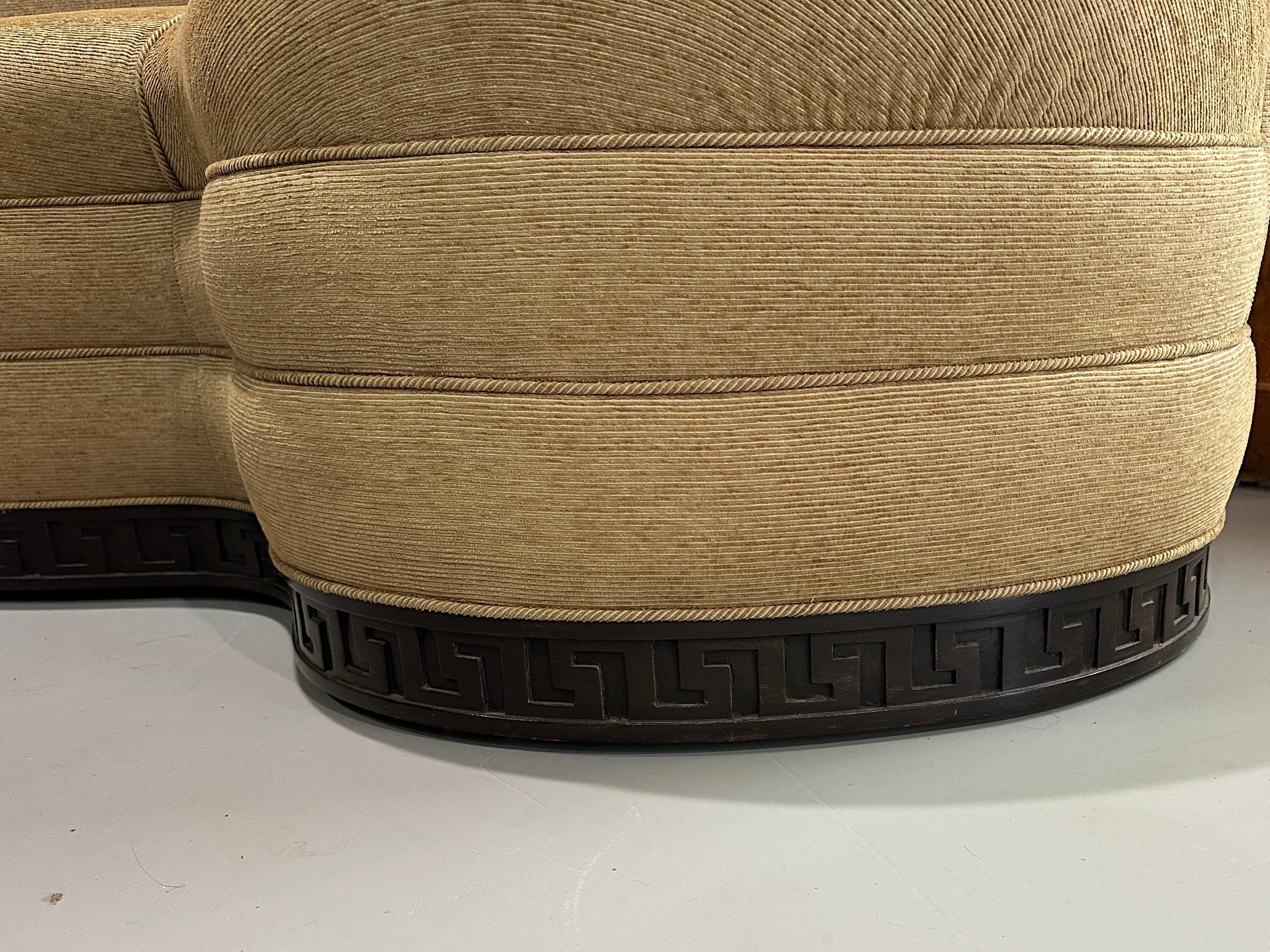 Michael Taylor/Schiaparelli-Sofa, 96 Zoll lang, maßgefertigter griechischer Schlüsselsockel (21. Jahrhundert und zeitgenössisch) im Angebot