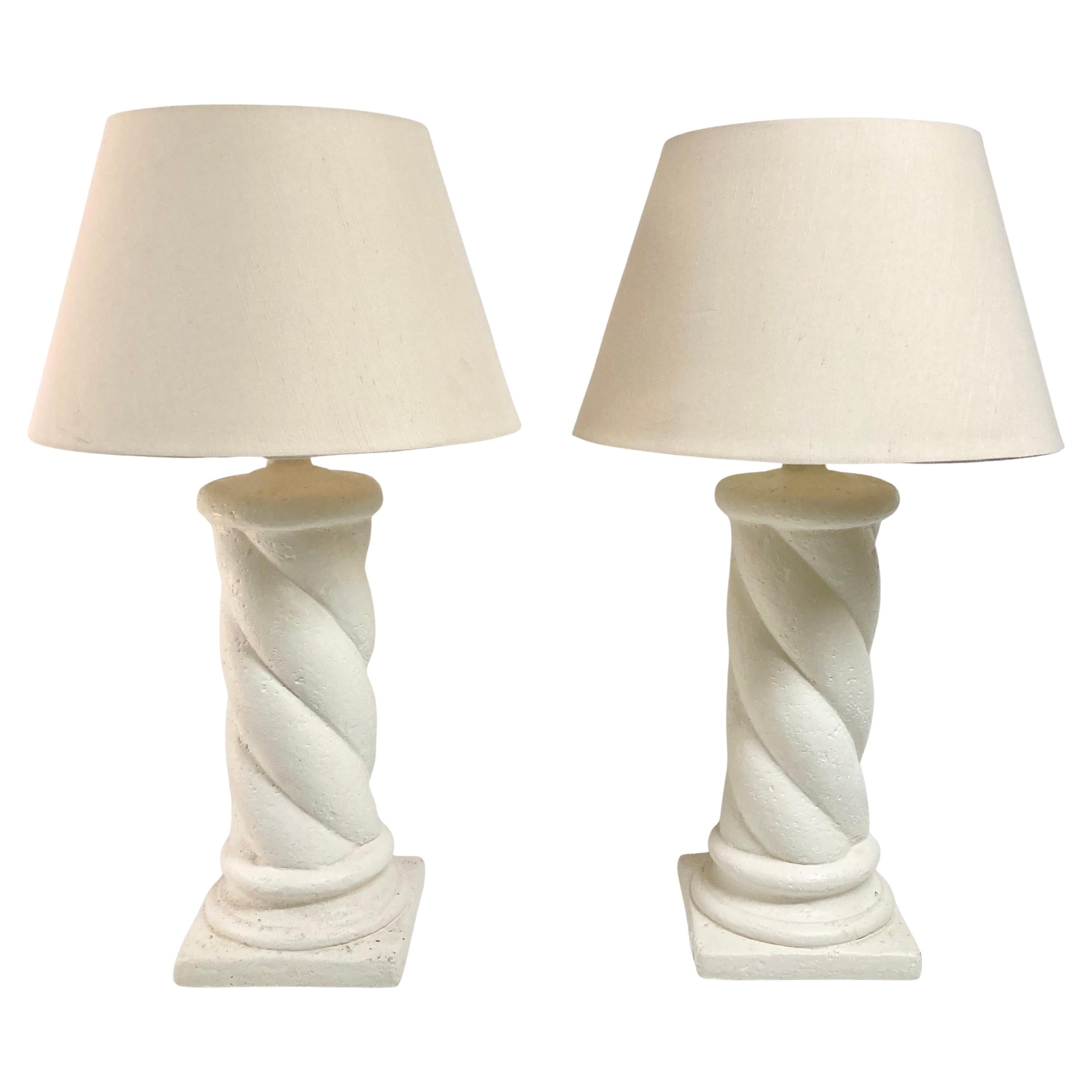Paire de lampes de table à colonne en pierre moulée de style A Taylor