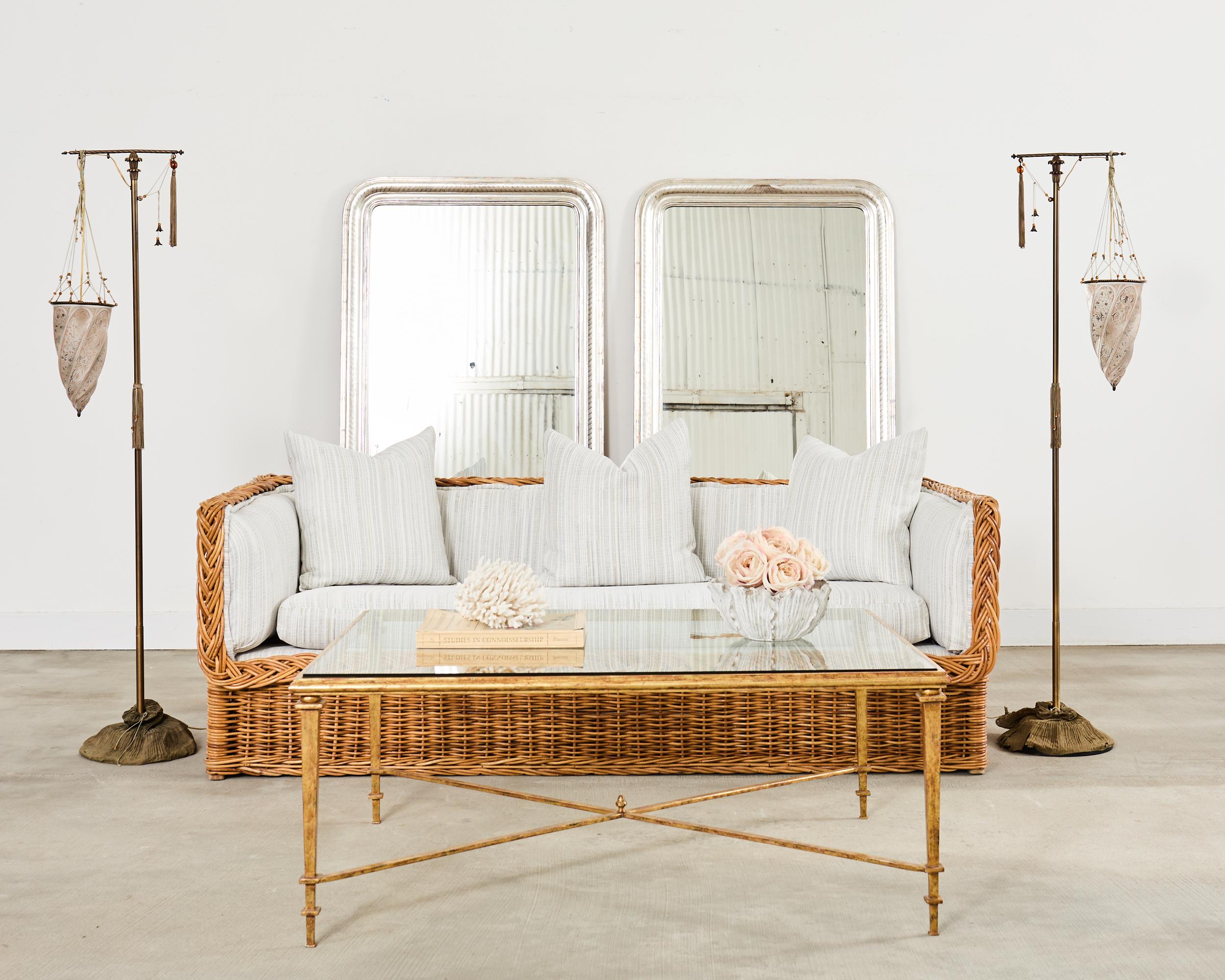 Magnifique canapé en rotin italien tressé et ottoman démilune assorti, conçu à la manière et dans le style de Michael Taylor par Wicker Works. Le cadre en rotin est recouvert de rotin en roseau tressé avec une bordure tressée autour de l'assise.