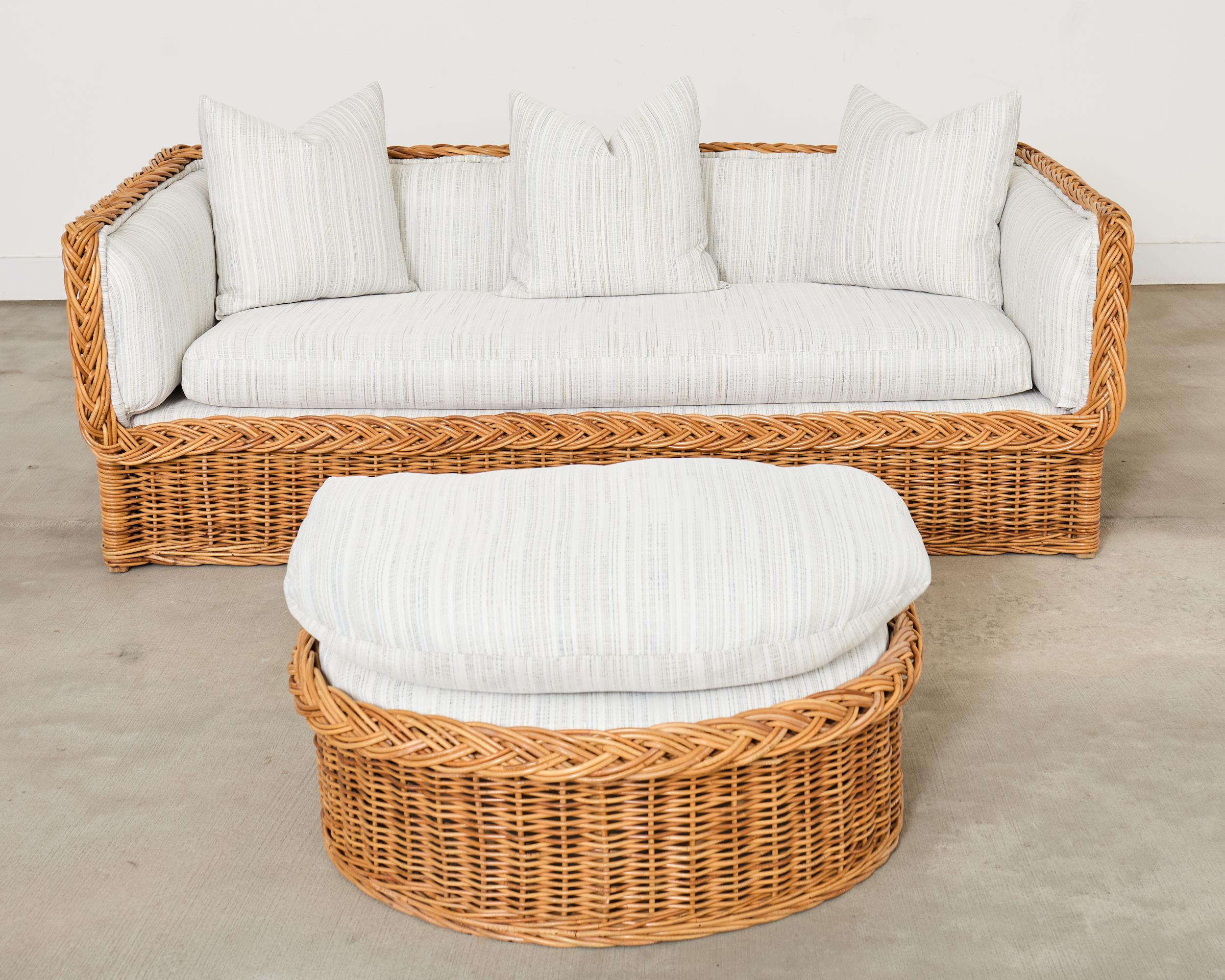 Fait main Canapé et pouf en rotin de style Wicker Works italien de Michael Taylor en vente