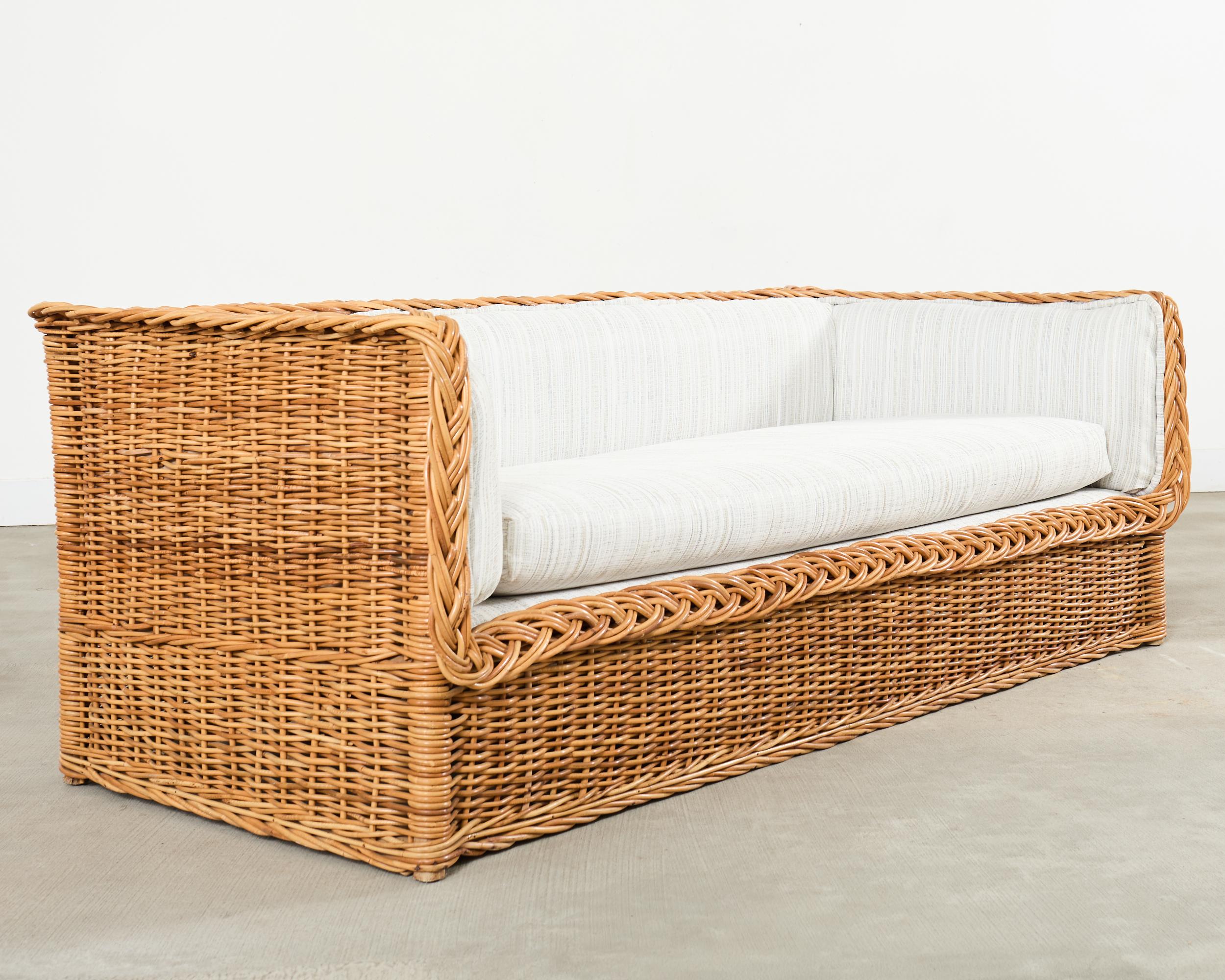 20ième siècle Canapé et pouf en rotin de style Wicker Works italien de Michael Taylor en vente