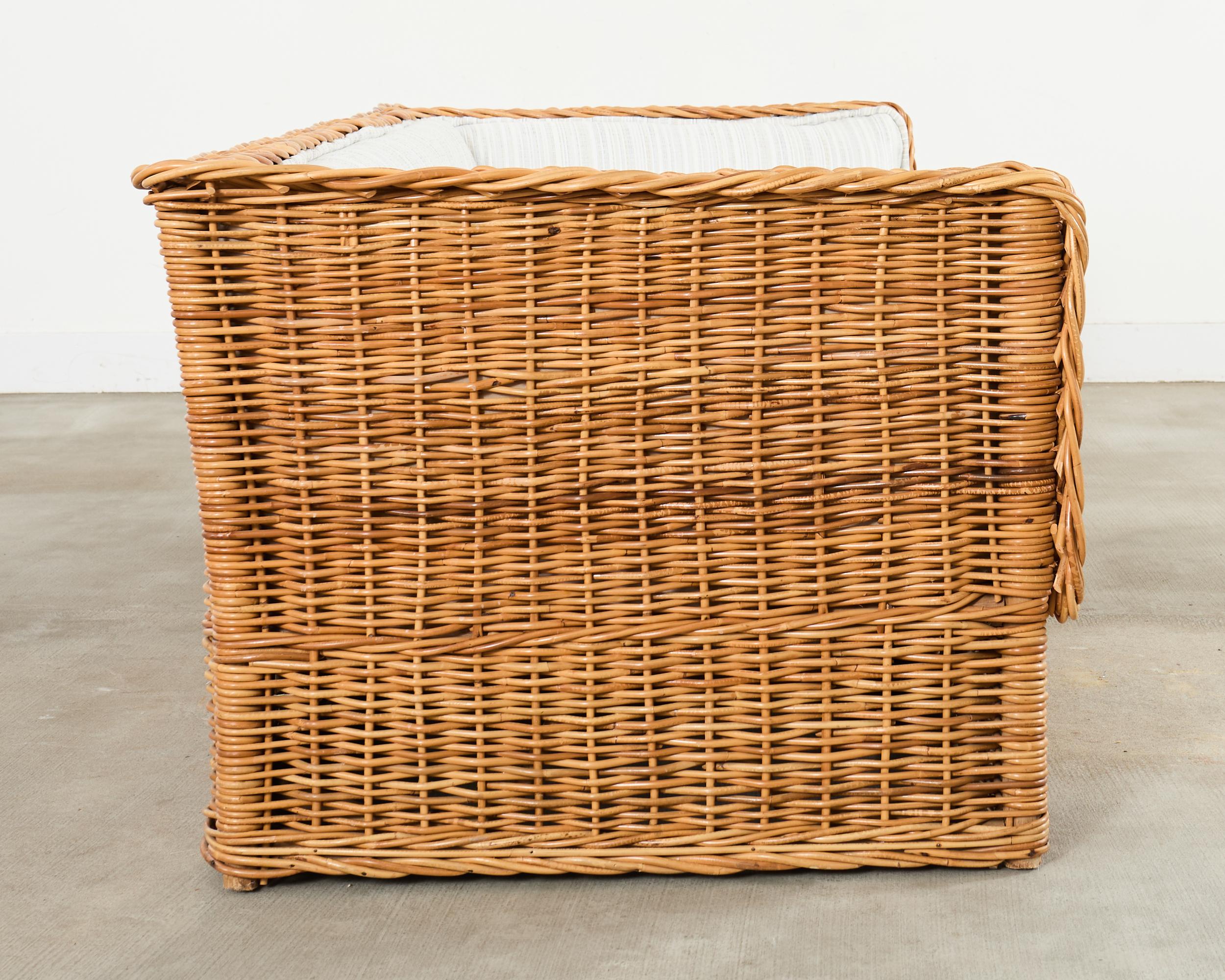 Tissu Canapé et pouf en rotin de style Wicker Works italien de Michael Taylor en vente