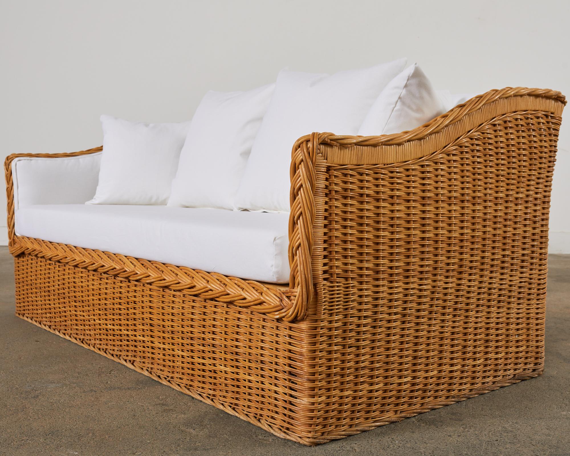 Organisches modernes Sofa aus Korbweide-Rattan im Michael Taylor-Stil im Angebot 1