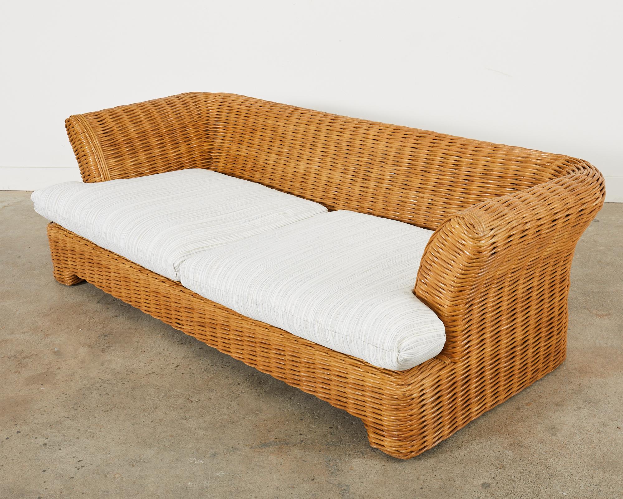 Organisches modernes Gewebtes Rattan-Sofa im Michael Taylor-Stil  im Angebot 1