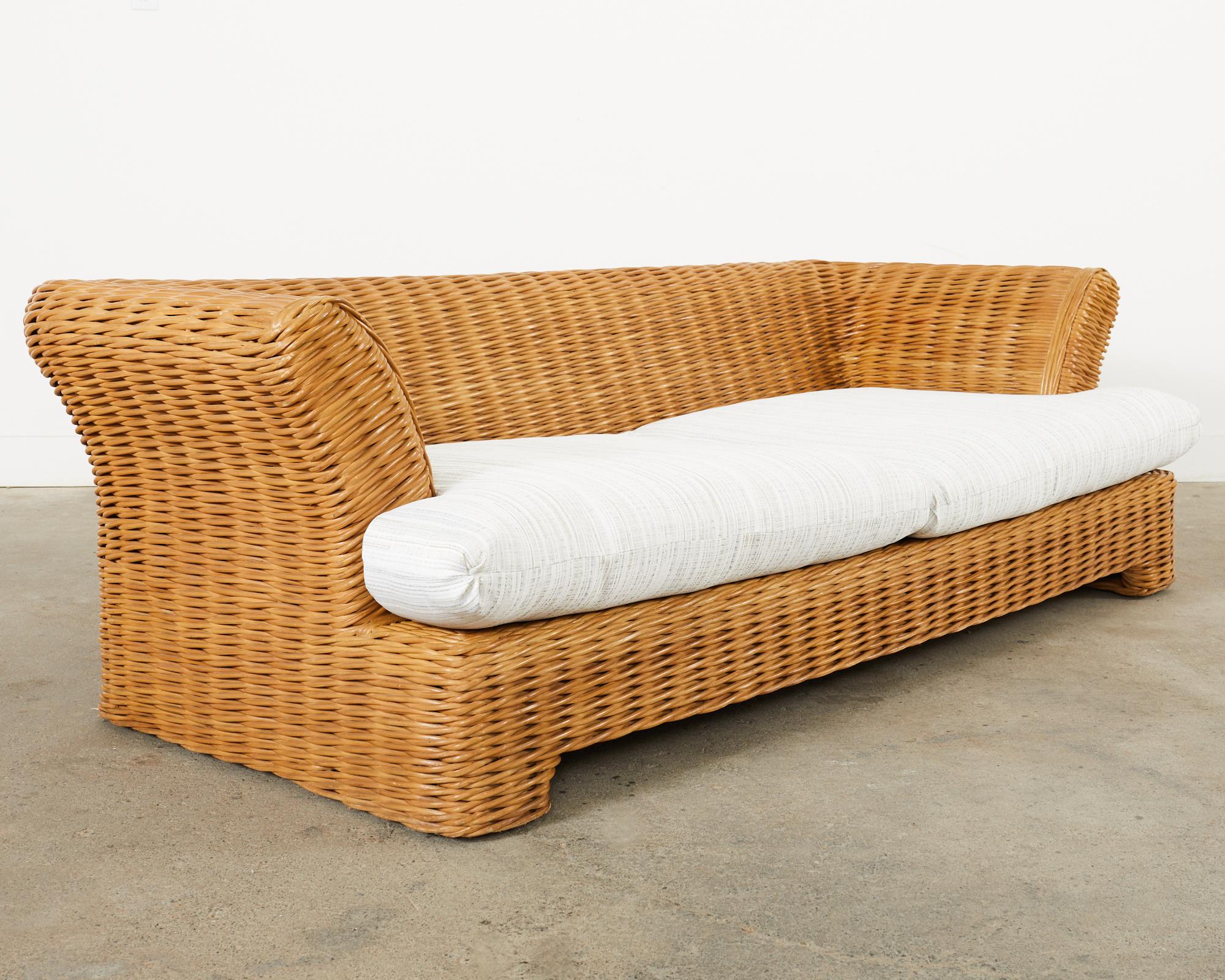 Organisches modernes Gewebtes Rattan-Sofa im Michael Taylor-Stil  im Angebot 3