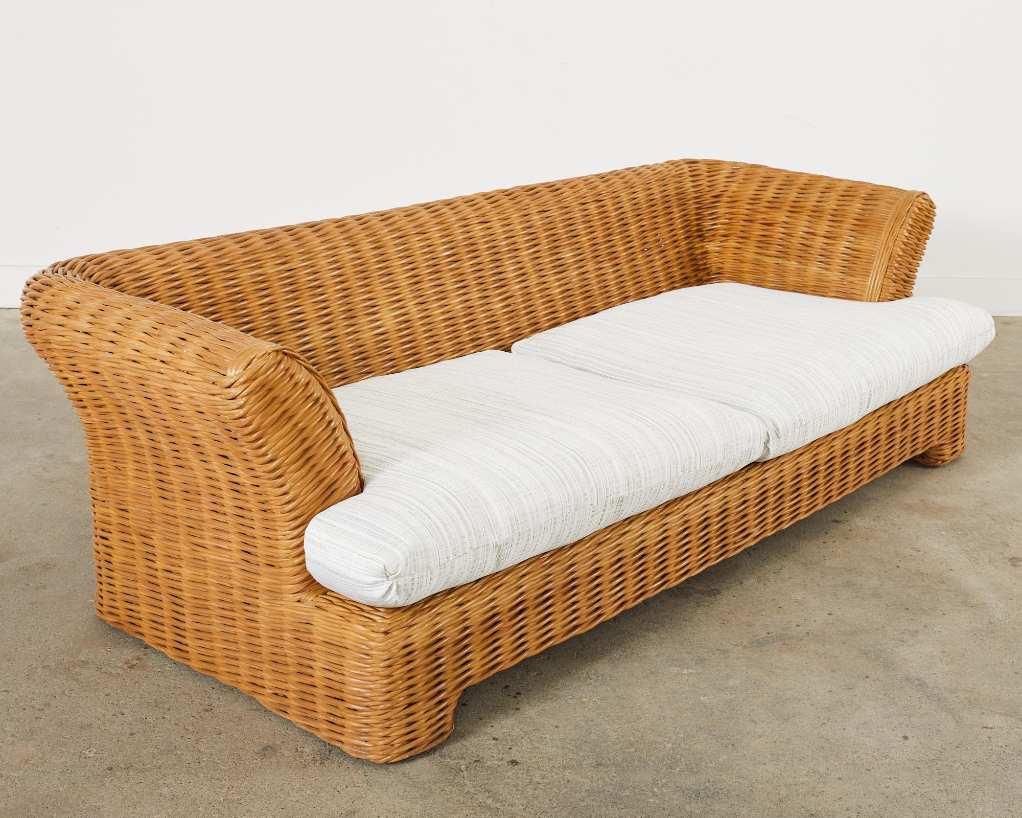 Organisches modernes Gewebtes Rattan-Sofa im Michael Taylor-Stil  im Angebot 4