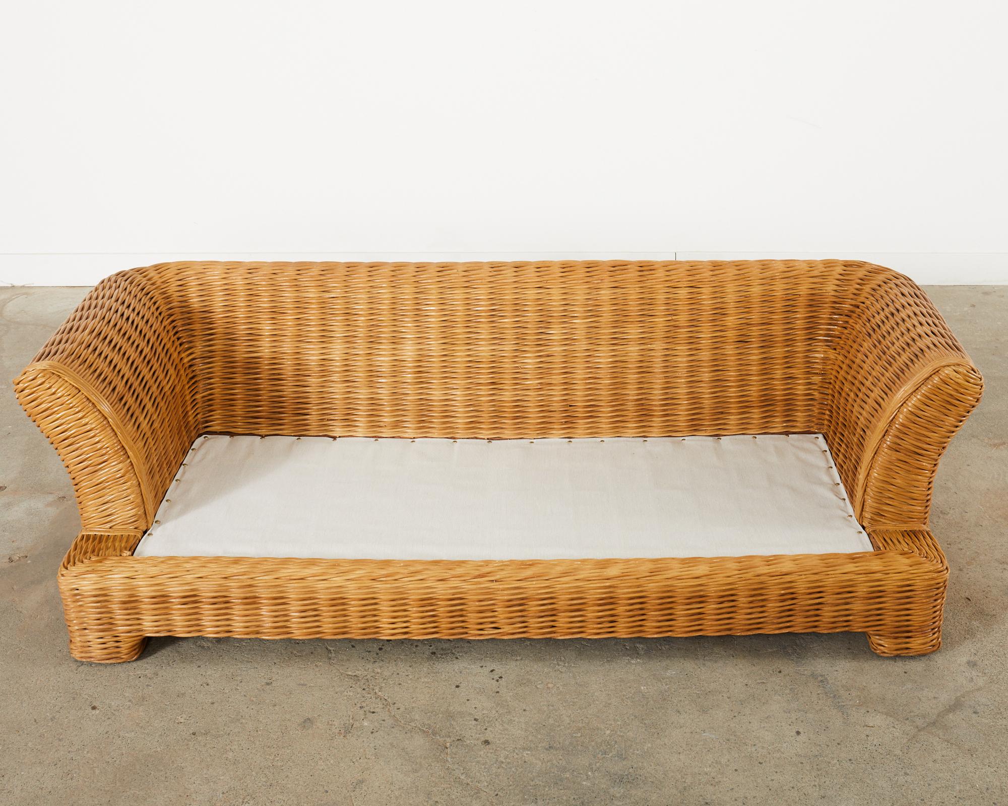 Organisches modernes Gewebtes Rattan-Sofa im Michael Taylor-Stil  im Angebot 10