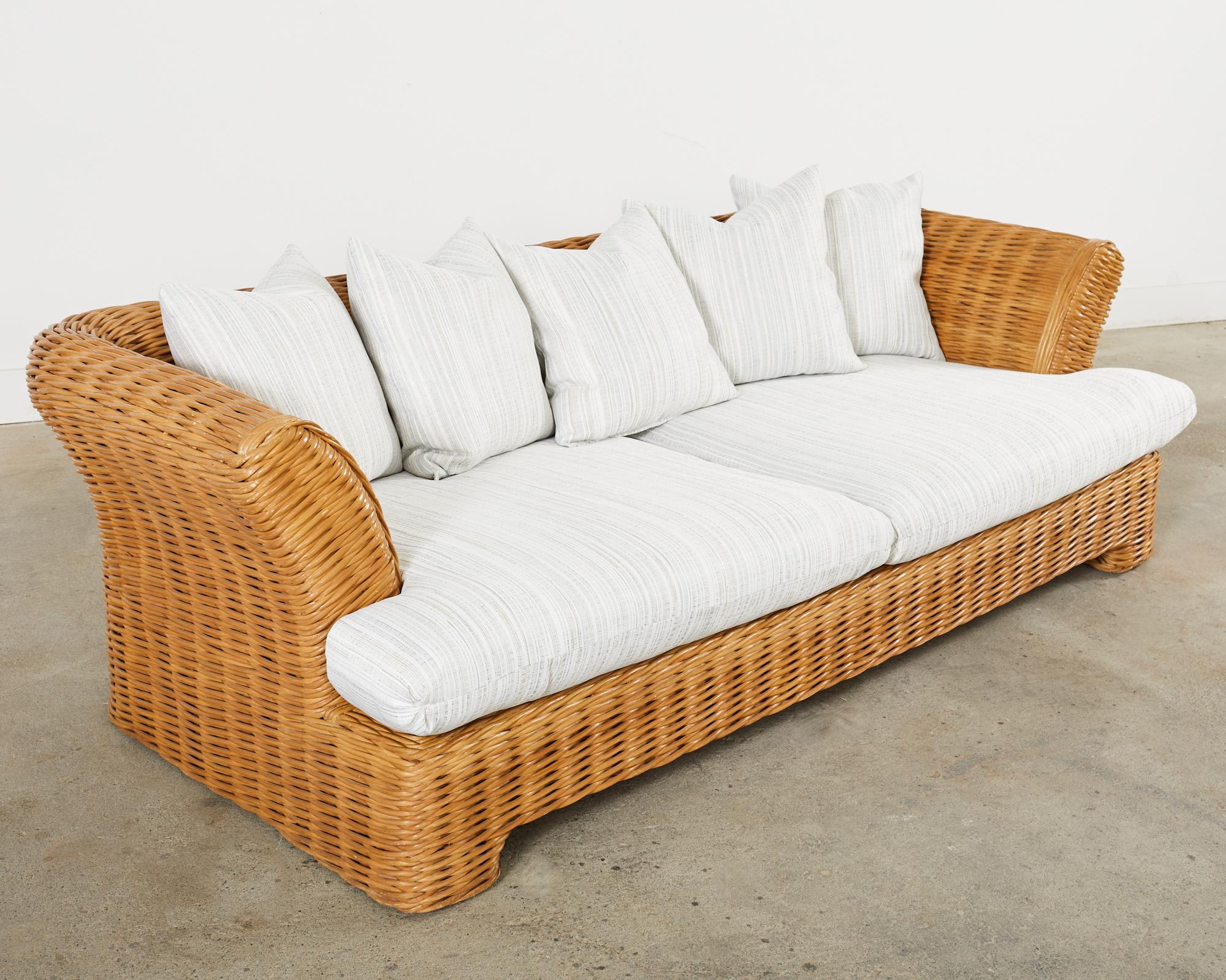 Organisches modernes Gewebtes Rattan-Sofa im Michael Taylor-Stil  (Organische Moderne) im Angebot