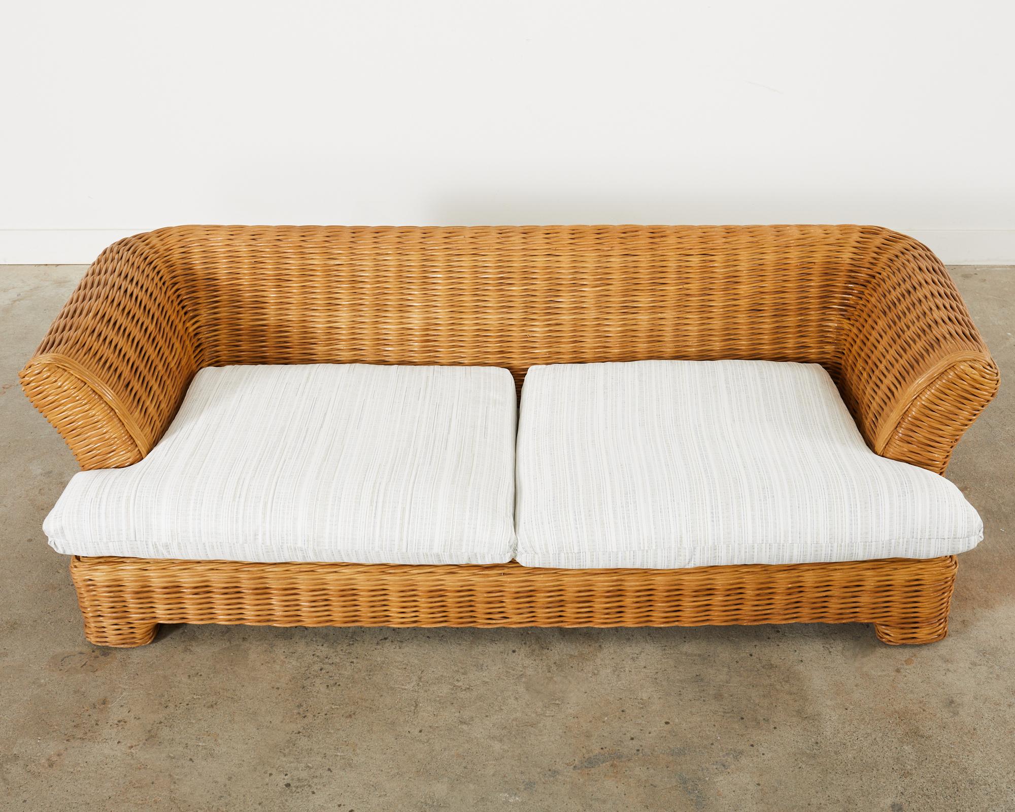 Organisches modernes Gewebtes Rattan-Sofa im Michael Taylor-Stil  im Zustand „Gut“ im Angebot in Rio Vista, CA