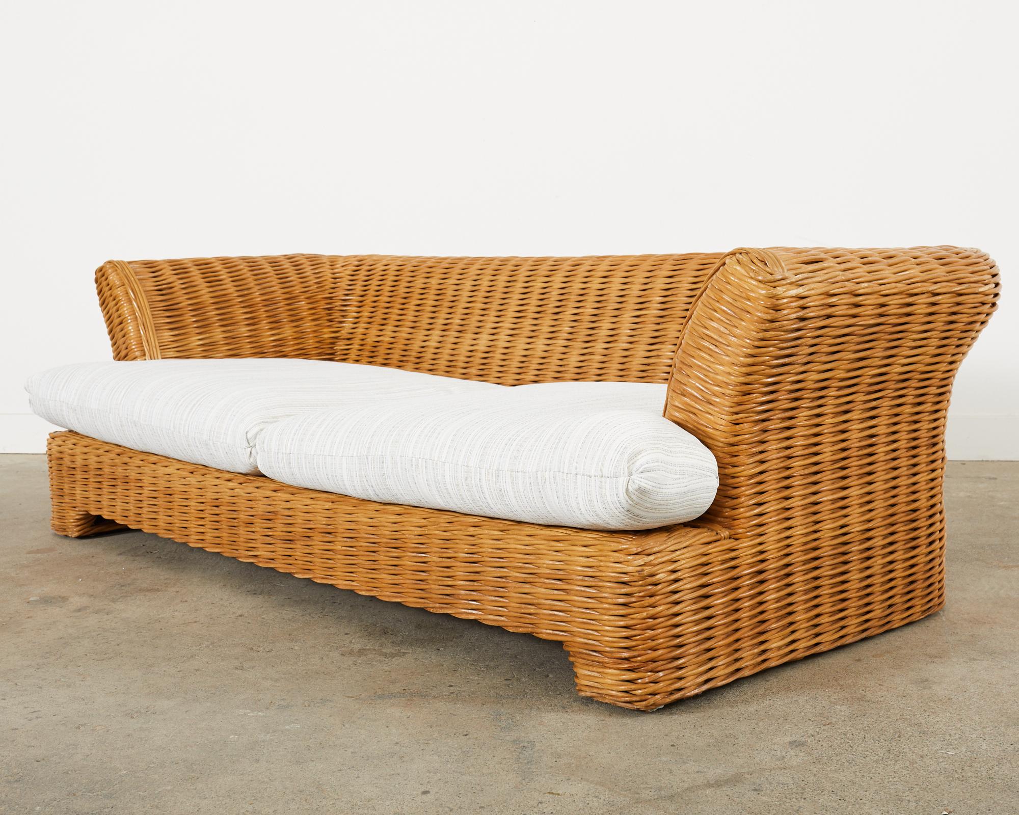 Organisches modernes Gewebtes Rattan-Sofa im Michael Taylor-Stil  (20. Jahrhundert) im Angebot