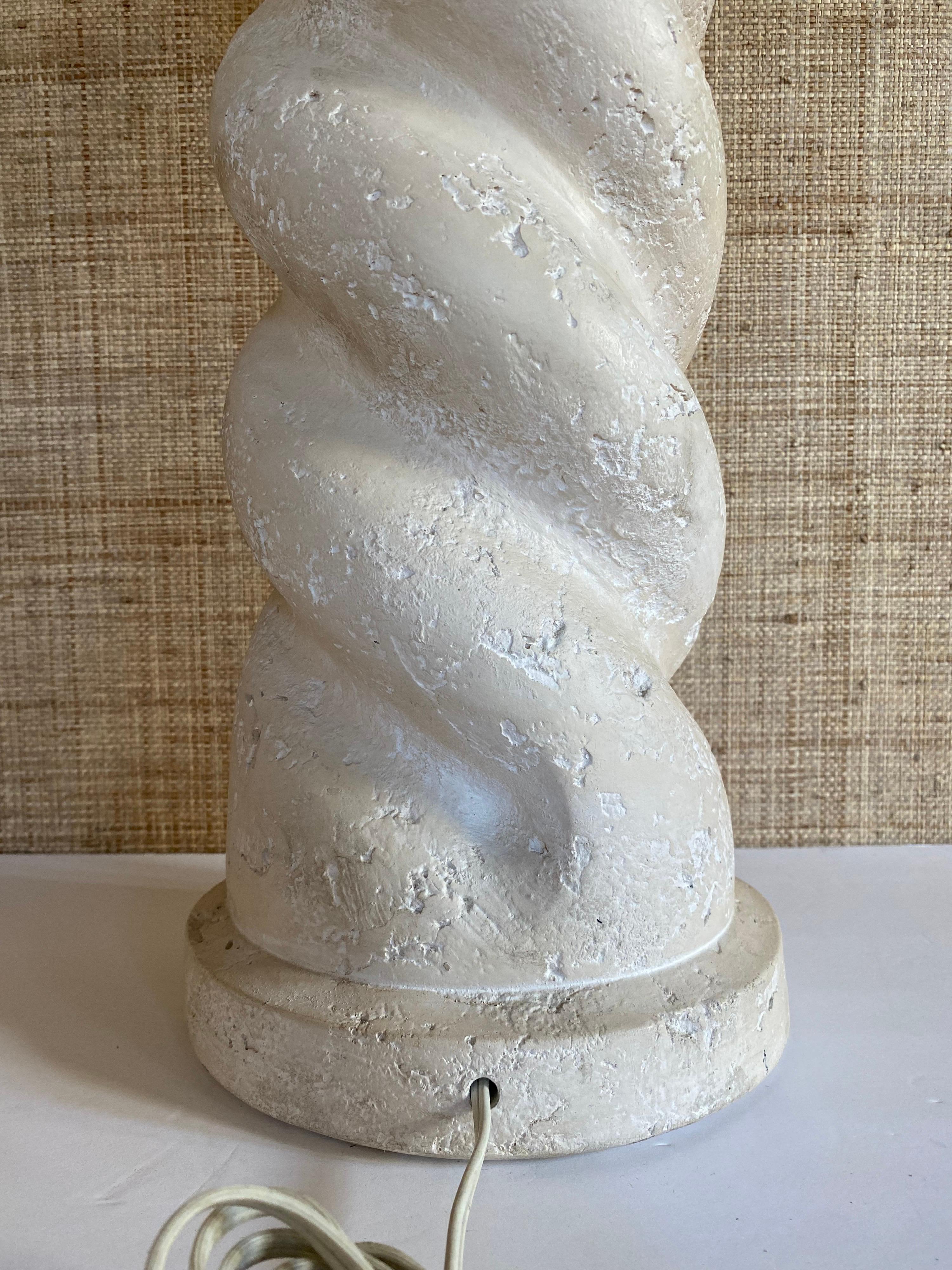 Lampe de table sculpturale moderne à colonne spiralée torsadée en plâtre de style Michael Taylor en vente 6