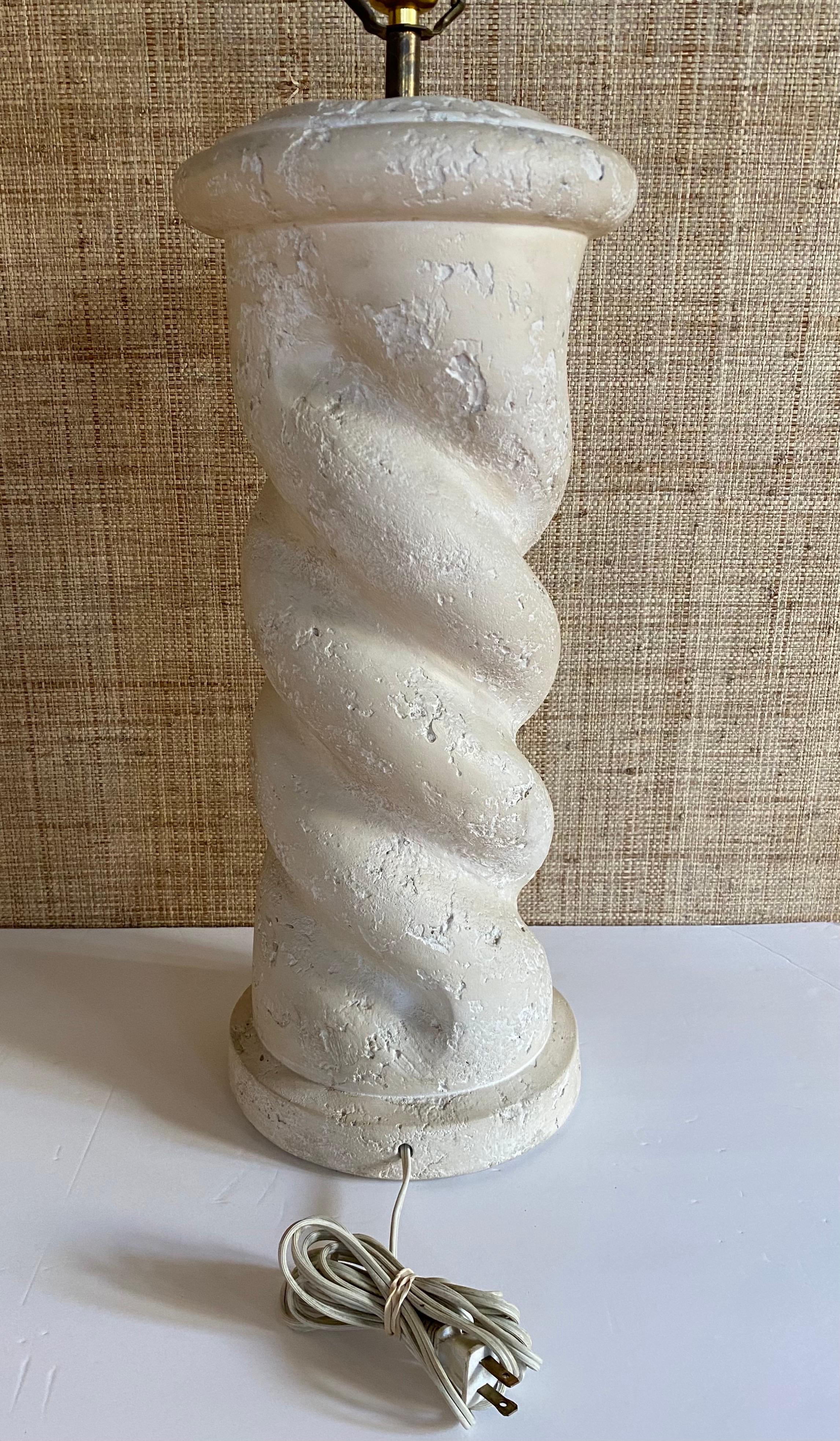 Fin du 20e siècle Lampe de table sculpturale moderne à colonne spiralée torsadée en plâtre de style Michael Taylor en vente