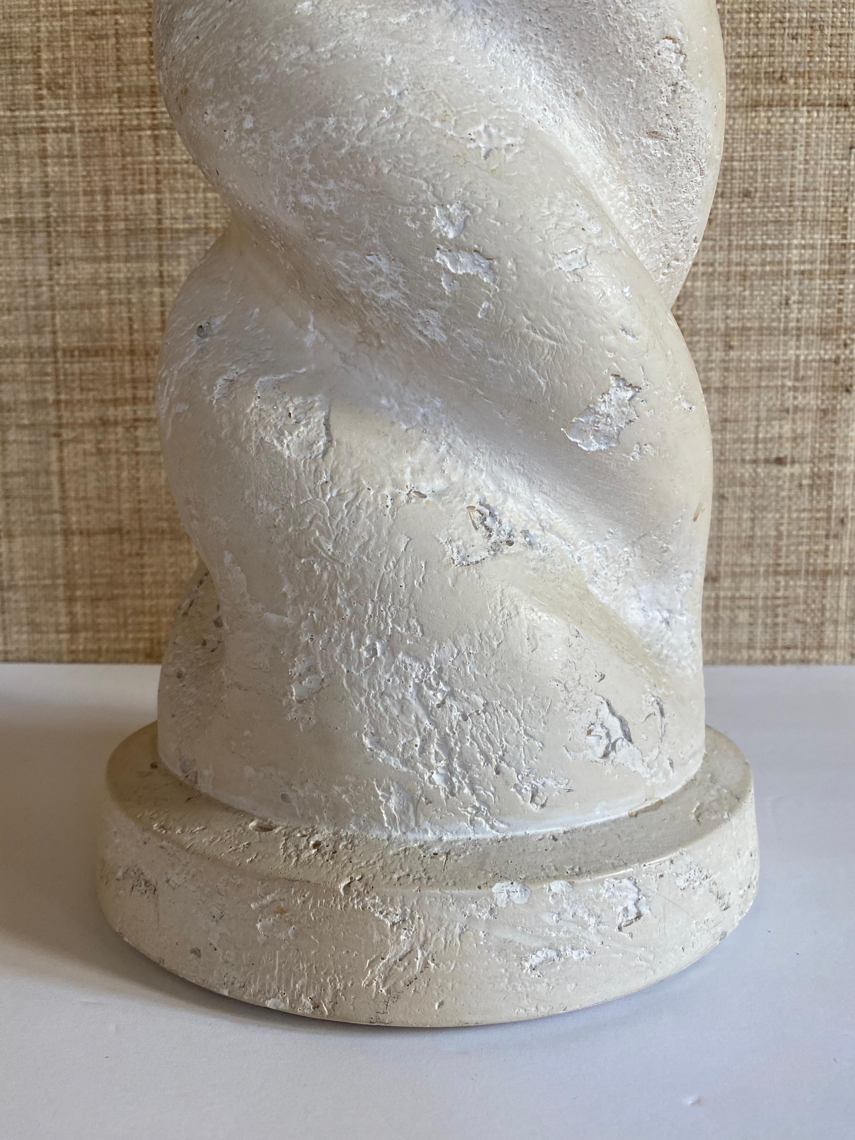 Lampe de table sculpturale moderne à colonne spiralée torsadée en plâtre de style Michael Taylor en vente 3