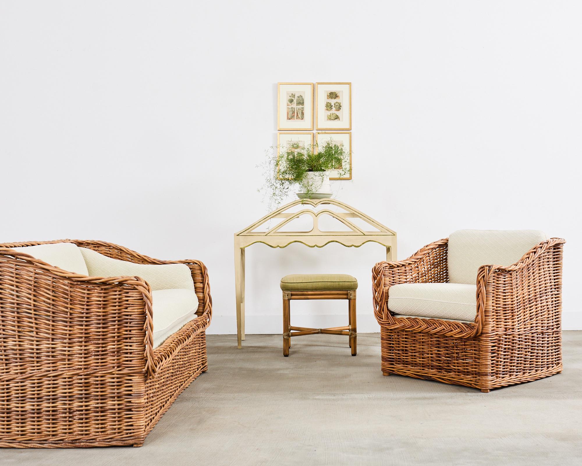 Charmant ensemble de salon composé d'un canapé en rotin et d'un fauteuil assorti. Fabriqué dans le style et la manière de Michael Taylor, le style moderne organique de la côte californienne. Attribué à Wicker Works, l'ensemble a une forte