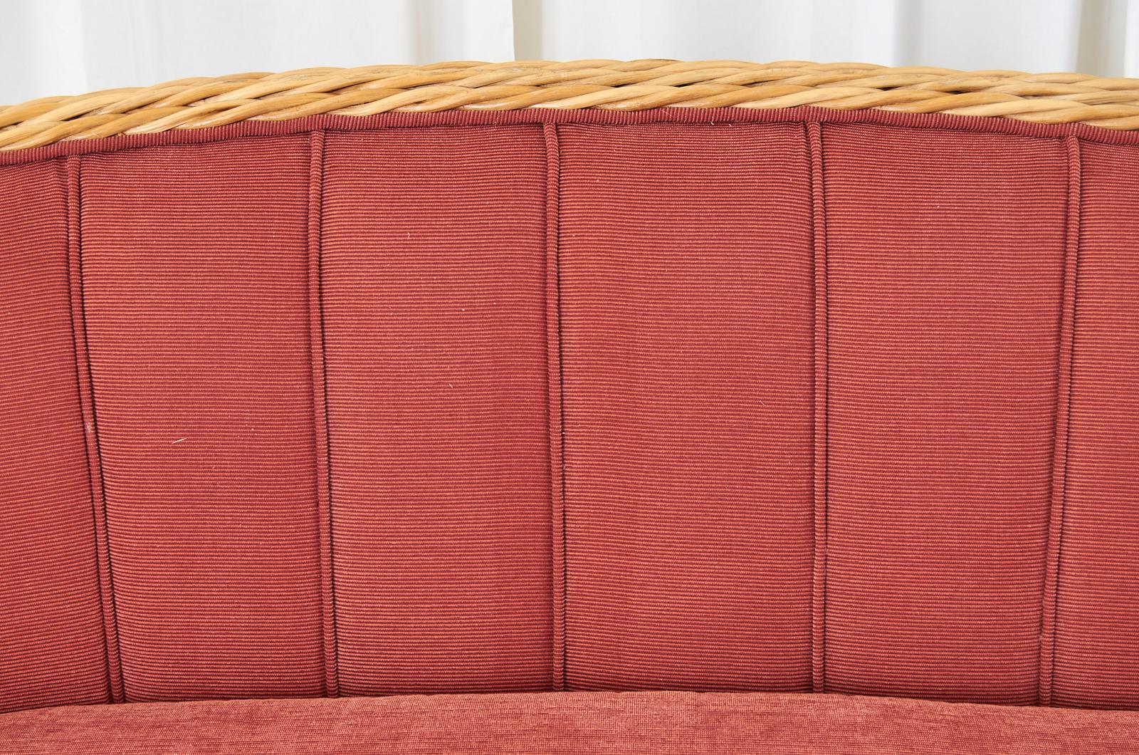 Gewebtes Rattan-Sofa im Michael Taylor-Stil und passende Ottomane im Angebot 5