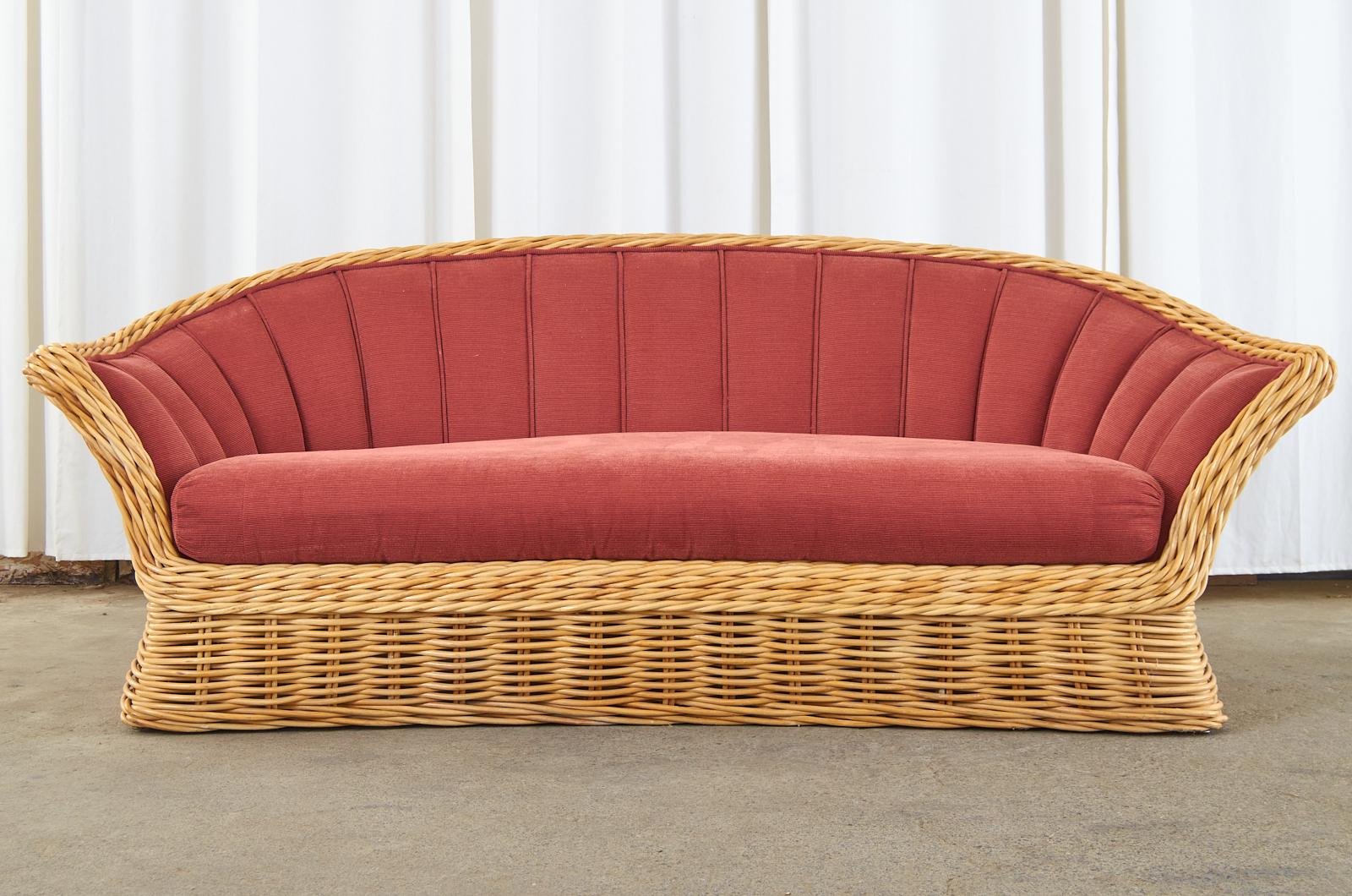 Gewebtes Rattan-Sofa im Michael Taylor-Stil und passende Ottomane (Organische Moderne) im Angebot